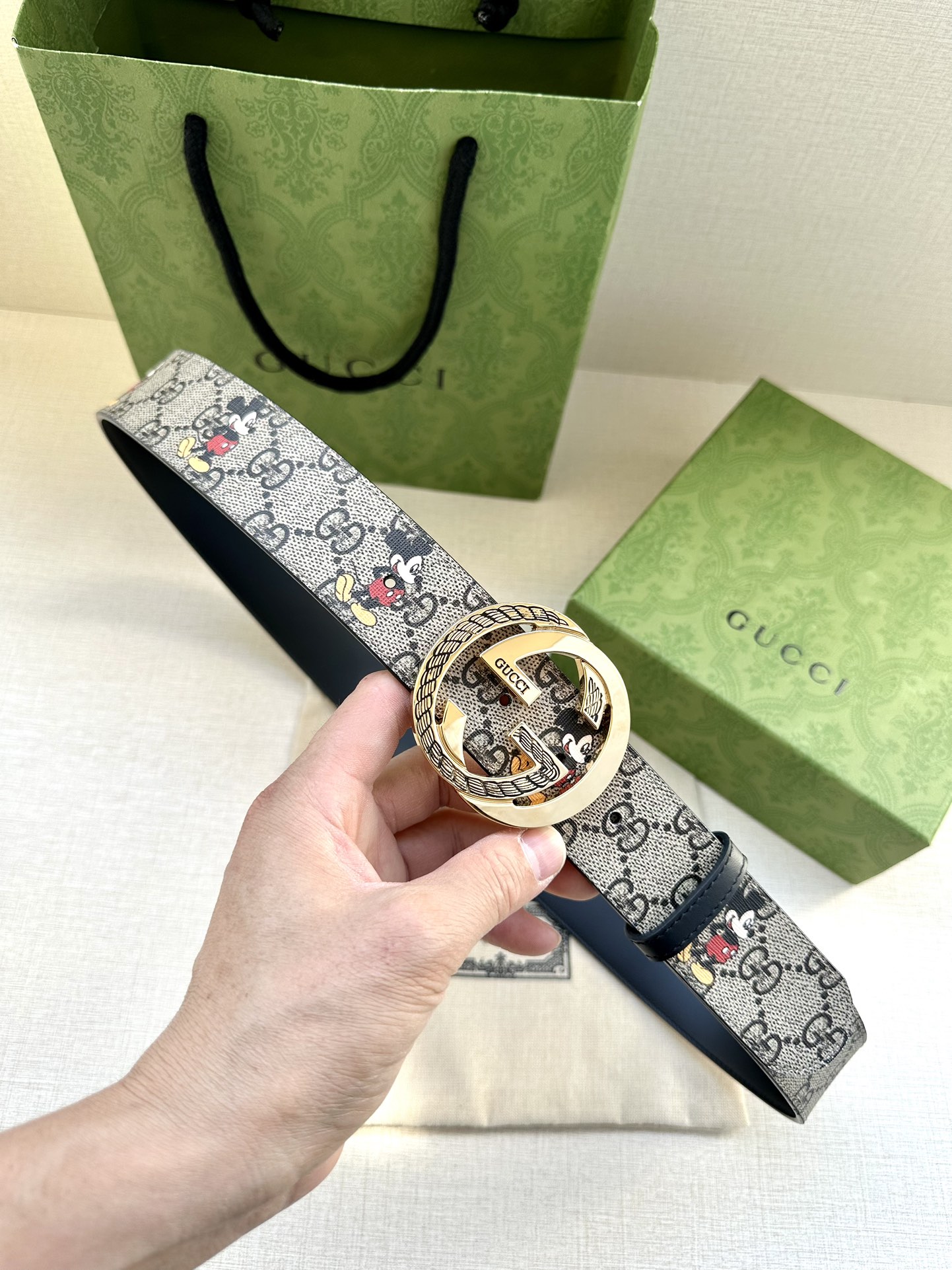 I0 宽度4.0cm GUCCI 米奇动漫图案是Gucci的标志性元素之一,在这款配饰中焕新演绎为卡通风格设计.这款腰带融合了经典米奇元素和双G图案,突显品牌悠久的设计传承.