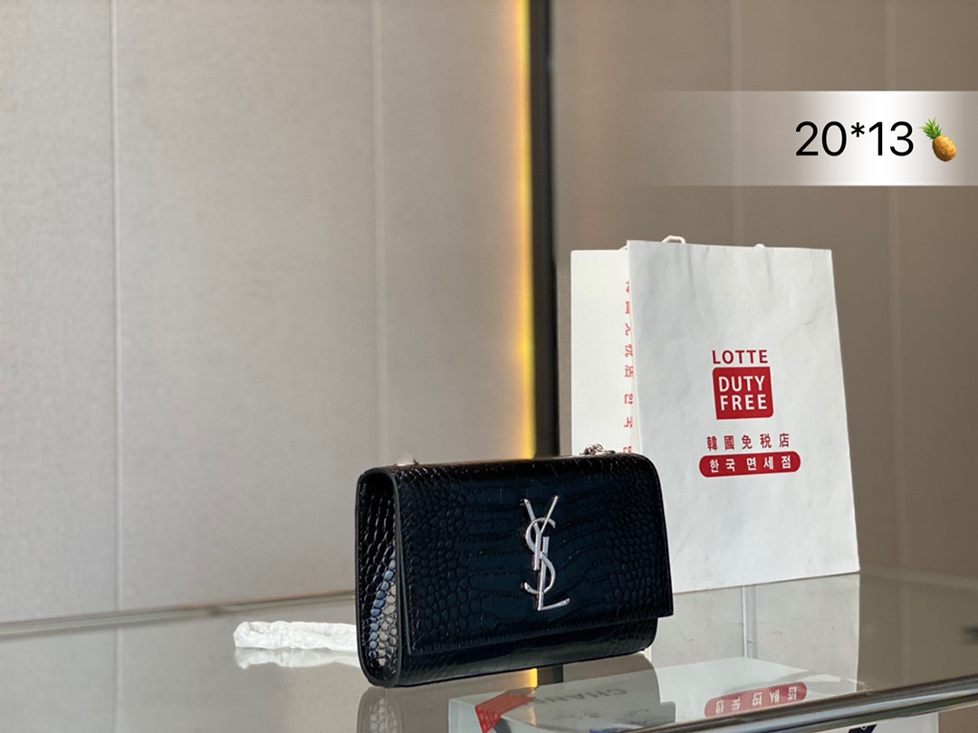 J5 礼盒包装  “牛皮版本 Kate” 圣罗兰牛皮王子文同款 Woc 链条包 Saint Laurent 圣罗兰 YSL  专柜最新同步款，来自最新一季的绝妙设计，经典的monogram logo点缀，超大容量， 五金更是特别，工序非常复杂，给你们不一样的视觉效果尺寸：20 13cm”},”distributionAgentMark”:false,”title”:”礼盒包装  “牛皮版本 Kate” 圣罗兰牛皮王子文同款 Woc 链条包 Saint Laurent 圣罗兰 YSL  专柜最新同步款，来自最新一季的绝妙设计，经典的monogram logo点缀，超大容量， 五金更是特别，工序非常复杂，给你们不一样的视觉效果尺寸：20 13cm