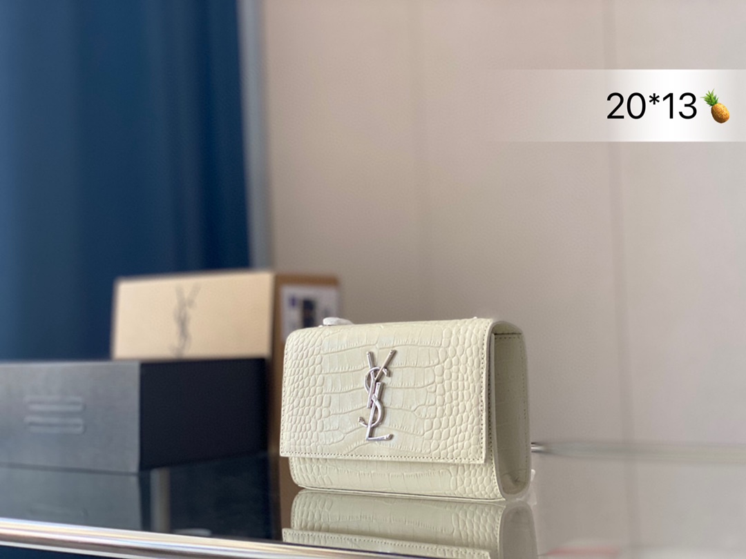 J5 礼盒包装  “牛皮版本 Kate” 圣罗兰牛皮王子文同款 Woc 链条包 Saint Laurent 圣罗兰 YSL  专柜最新同步款，来自最新一季的绝妙设计，经典的monogram logo点缀，超大容量， 五金更是特别，工序非常复杂，给你们不一样的视觉效果尺寸：20 13cm”},”imgs”:[“https://xcimg.szwego.com/20221022/i1666449304_9693_0.jpg?imageMogr2/auto-orient/thumbnail/!160x160r/quality/100/format/jpg