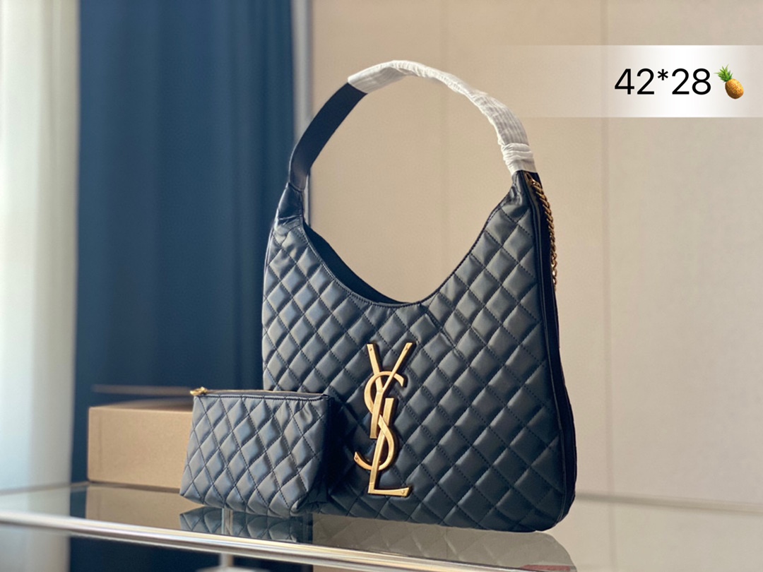 K5  Saint Laurent 圣罗兰 YSL  SAINT LAURENT RIVE GAUCHE圣罗兰 腋下包 这只购物袋 质感完胜之前所有色款沙滩包，美爆了真是火遍了，博主们几乎人手一只的节奏，非常大气。搭配衣服也是毫无难度。尺寸42*28cm