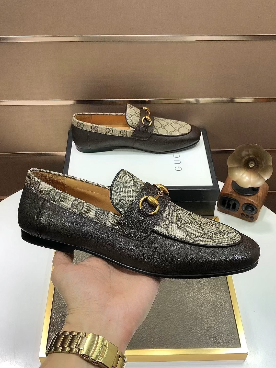 J5  Gucci  古奇  高端牛里 Gucci——顶级版本 Gucci  古奇 经典休闲皮鞋选用进口原版牛皮面，内里头层舒适牛皮内里原版耐磨橡胶大底高品质精品码数38-44