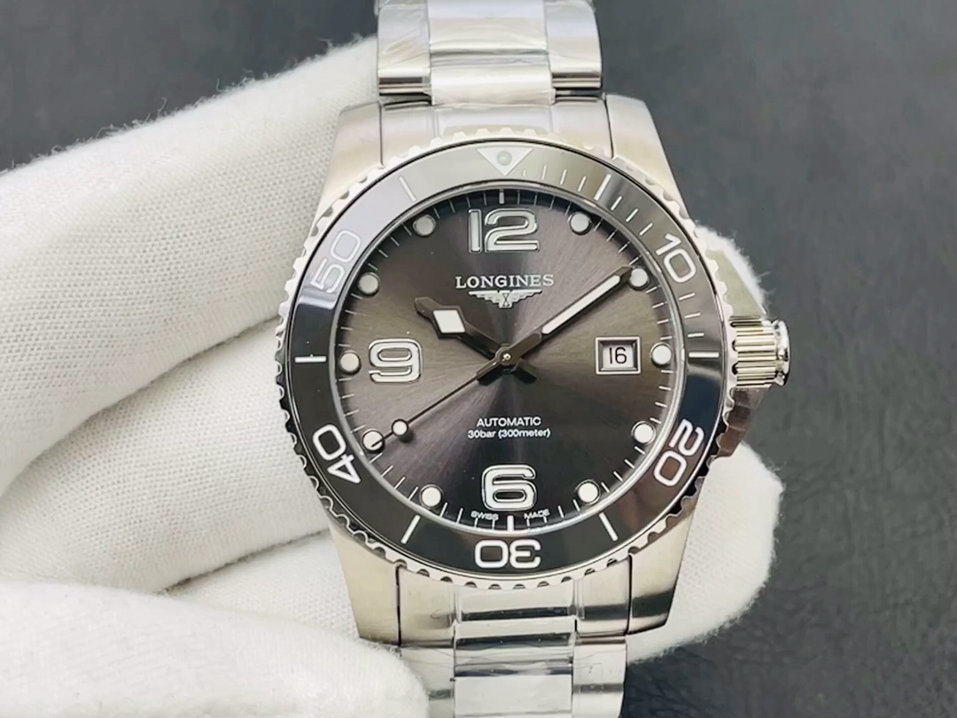 The king of cost -effective — Langqin Cascas water overlord, glory comes. Specify the waves and go forward bravely. 1⃣️ [Case] ​​Watch size 41x12mm! The 316L stainless steel shell is flawless, the polishing technology is superb, continuing the meticulous excellent quality, and establishing a new bars in the industry. The ceramic bezel has a genuine high -level texture, the three -dimensional sense of scale and the details of the chamfer. 2⃣️ [Steel Belt] Disassembly Sanzhu Stiny Rotic Structure is synchronized with genuine, customized original ears. 3⃣️ [Motorcycle] Adopt the seagull TOP level of the re -engraving world 2824 automatic rotary movement to the original genuine L888.2 core! Welcome to your tasting!