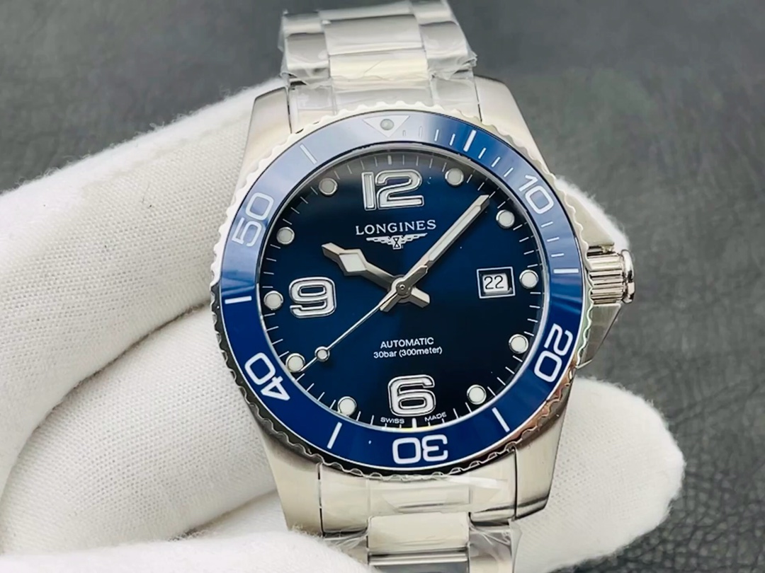 The king of cost performance-Longines Concas Water Overlord, comes in glory. Cut through the waves and move forward bravely. 1⃣️【Case】Watch size 41X12MM! The 316L stainless steel case is flawless and the polishing process is superb, continuing the meticulous excellence of quality and setting a new benchmark in the replica industry. The ceramic bezel has a genuine high-end texture, with both the three-dimensional feel of the scale and the chamfering details. 2⃣️[Steel Belt] The texture and structure of each component of the detachable three-bead stainless steel watch strap are synchronized with the genuine product. Customized original raw ears and tips can be used interchangeably with the genuine product. Keep improving and show the style of a big manufacturer. 3⃣️【Movement】The Seagull TOP level 2824 automatic winding movement, which is widely respected in the replica industry, is modified from the original genuine L888.2 core! Welcome your appreciation of this ingenious work!