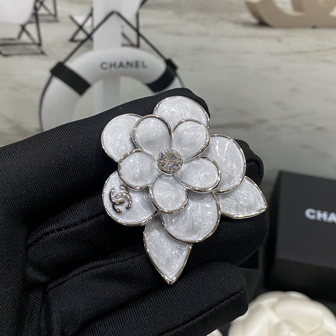 Chanel Chanel这款设计 喜欢 香奈儿的山茶花胸针