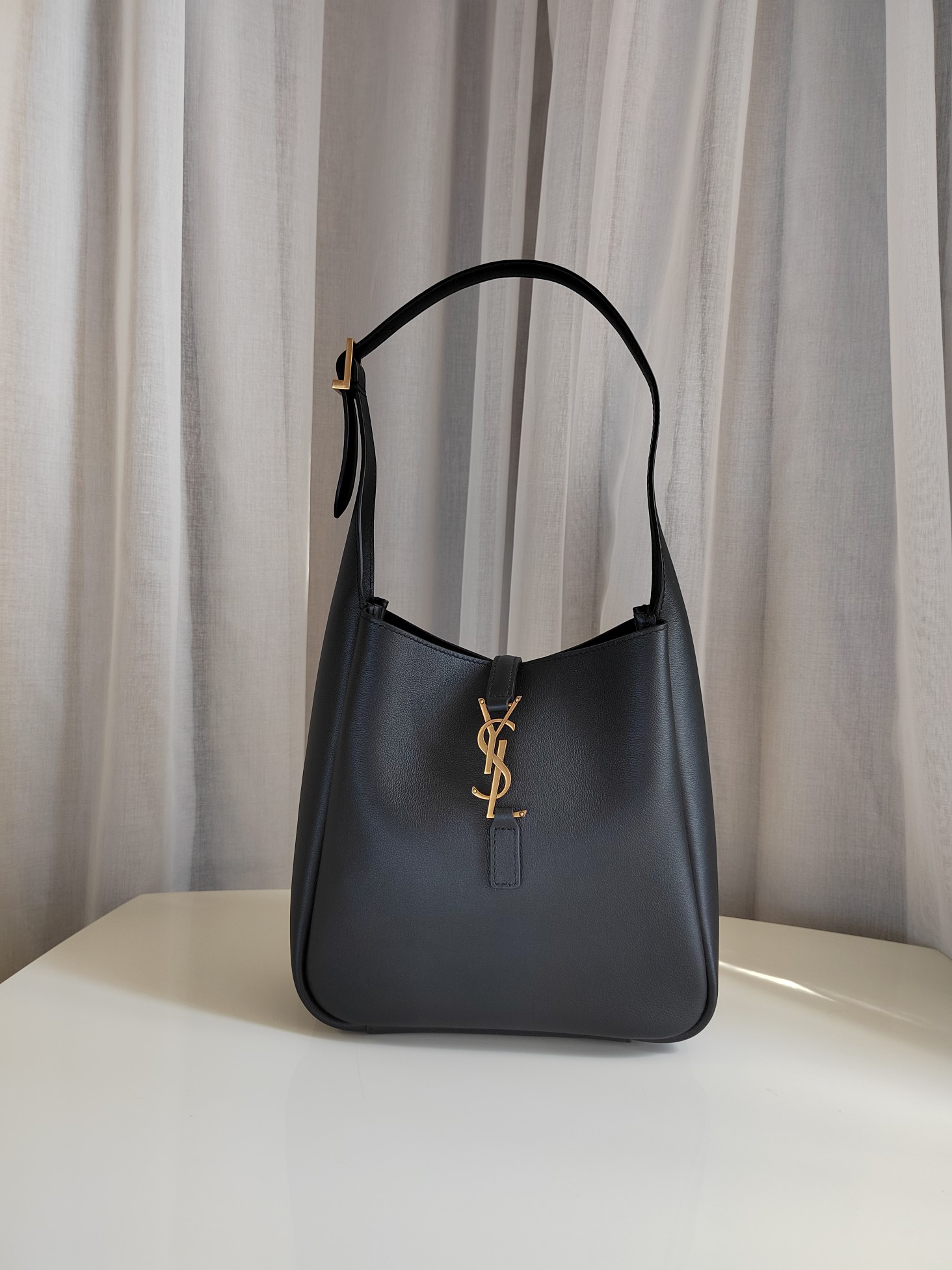 NO:176139,Authentic grade original leather ROSE autumn and winter new model, same Hobo in Korean celebrities!! This year, the underarm bag Y is so popular this year, but it is late!  !  The outline of the bag is simple and three-dimensional, and it looks hard but not too sharp. Paired with the brand's iconic plug-in buckle, the overall style gives people a unique temperament that is both classic and elegant, and fashionable and modern. Model 713938 Black diamond pattern original leather Size 22x22x10cm, YSL, saint laurent19860909正品级 原厂皮 ROSE秋冬新款,韩国明星同款Hobo!!今年火到爆炸的腋下包Y家虽迟但到！！包包身轮廓简洁、立体,看上去硬挺却不会太凌厉.搭配上品牌标志性的插入式包扣,整体给人一种既经典优雅,又很时髦现代的独特气质 型号713938 黑钻纹原厂皮 尺寸22x22x10cm,YSL,saint laurent,Bag