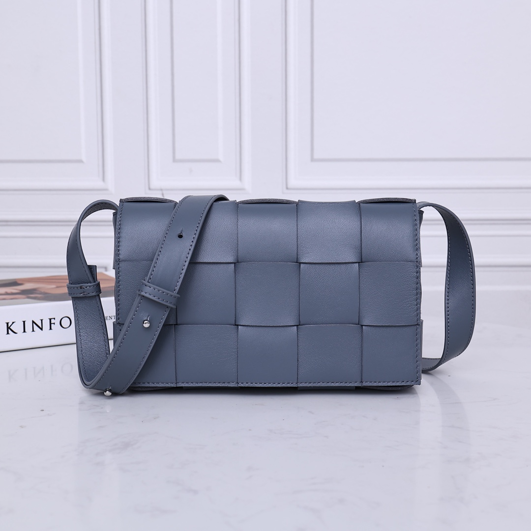 Bottega Veneta сумка из овечьей кожи плетёная в стиле "tofu bag" на плечо и через плечо