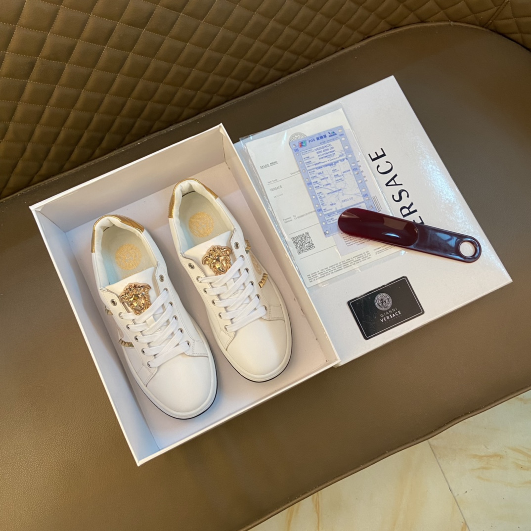 I5   Versace 范思哲 ～独领风骚2022经典高帮,低帮、 原版瓦莎琪 鞋面 霸气LOGO更是精心打造 材料：进口头层小牛皮,羊皮内里 欧美大师独特版面设计 完美打造专柜品质,懒人套脚设计 耐磨仿滑原版大底 运动跑步风设计 , 适合司机驾车外出 绝对的焦点 高端 优雅.男装男鞋码数38-44 45可定做 黑色 白色 选