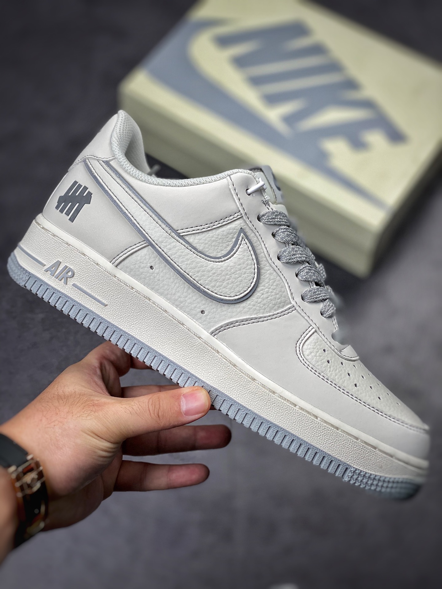 230 Nike Air Force 1 Low 07 灰白五道杠 3M反光 #原楦头原纸板 打造纯正空军版型 #专注外贸渠道 全掌内置蜂窝气垫 #原盒配件 原厂中底钢印、拉帮完美 官方货号：UN3699 055 Size：36 36.5 37.5 38 38.5 39 40 40.5 41 42 42.5 43 44 44.5 45 编码#XK102421
