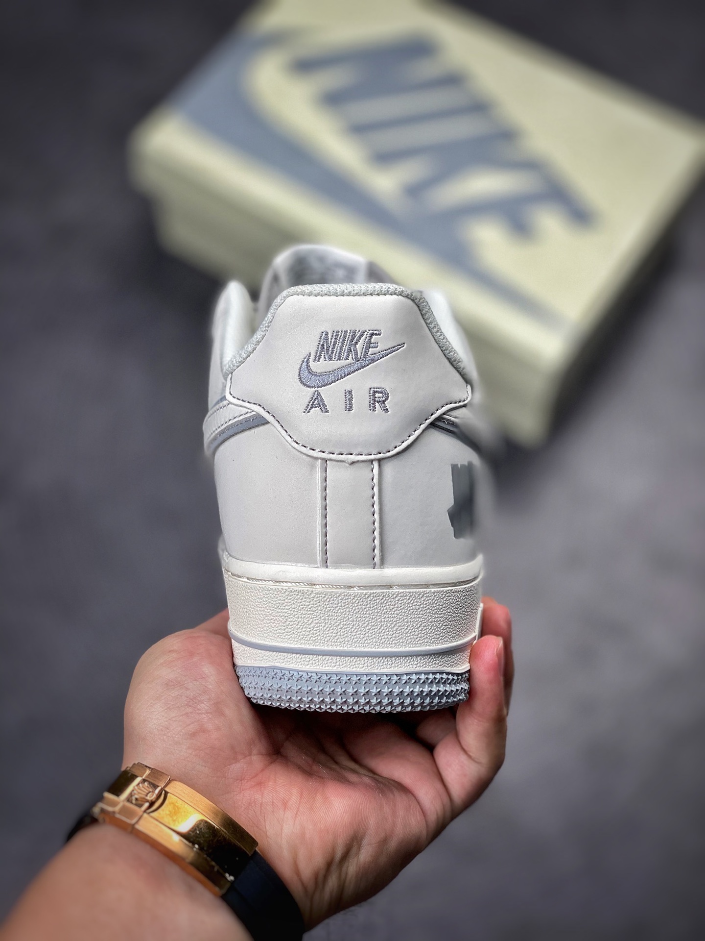 230 Nike Air Force 1 Low 07 灰白五道杠 3M反光 #原楦头原纸板 打造纯正空军版型 #专注外贸渠道 全掌内置蜂窝气垫 #原盒配件 原厂中底钢印、拉帮完美 官方货号：UN3699 055 Size：36 36.5 37.5 38 38.5 39 40 40.5 41 42 42.5 43 44 44.5 45 编码#XK102421