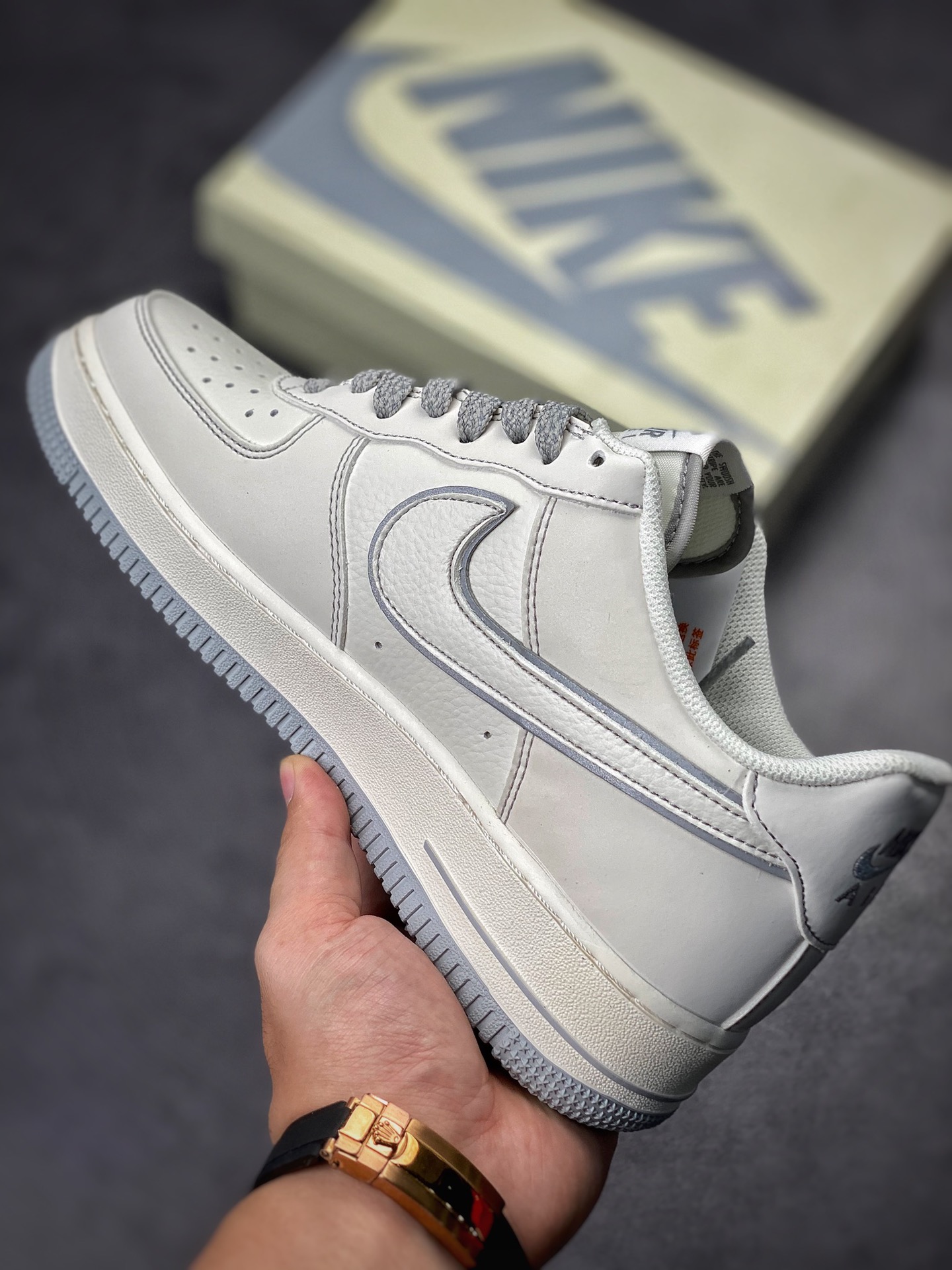 230 Nike Air Force 1 Low 07 灰白五道杠 3M反光 #原楦头原纸板 打造纯正空军版型 #专注外贸渠道 全掌内置蜂窝气垫 #原盒配件 原厂中底钢印、拉帮完美 官方货号：UN3699 055 Size：36 36.5 37.5 38 38.5 39 40 40.5 41 42 42.5 43 44 44.5 45 编码#XK102421