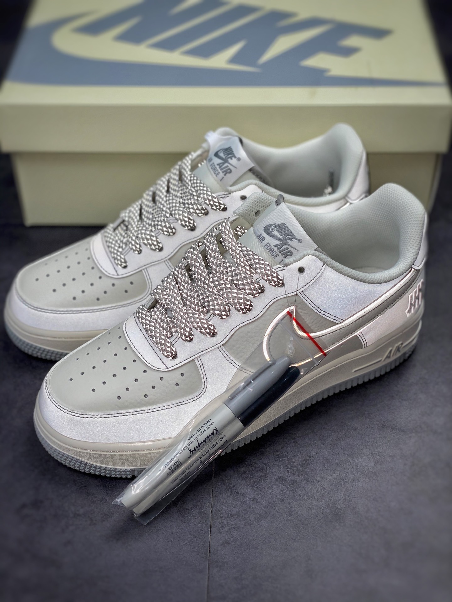 230 Nike Air Force 1 Low 07 灰白五道杠 3M反光 #原楦头原纸板 打造纯正空军版型 #专注外贸渠道 全掌内置蜂窝气垫 #原盒配件 原厂中底钢印、拉帮完美 官方货号：UN3699 055 Size：36 36.5 37.5 38 38.5 39 40 40.5 41 42 42.5 43 44 44.5 45 编码#XK102421
