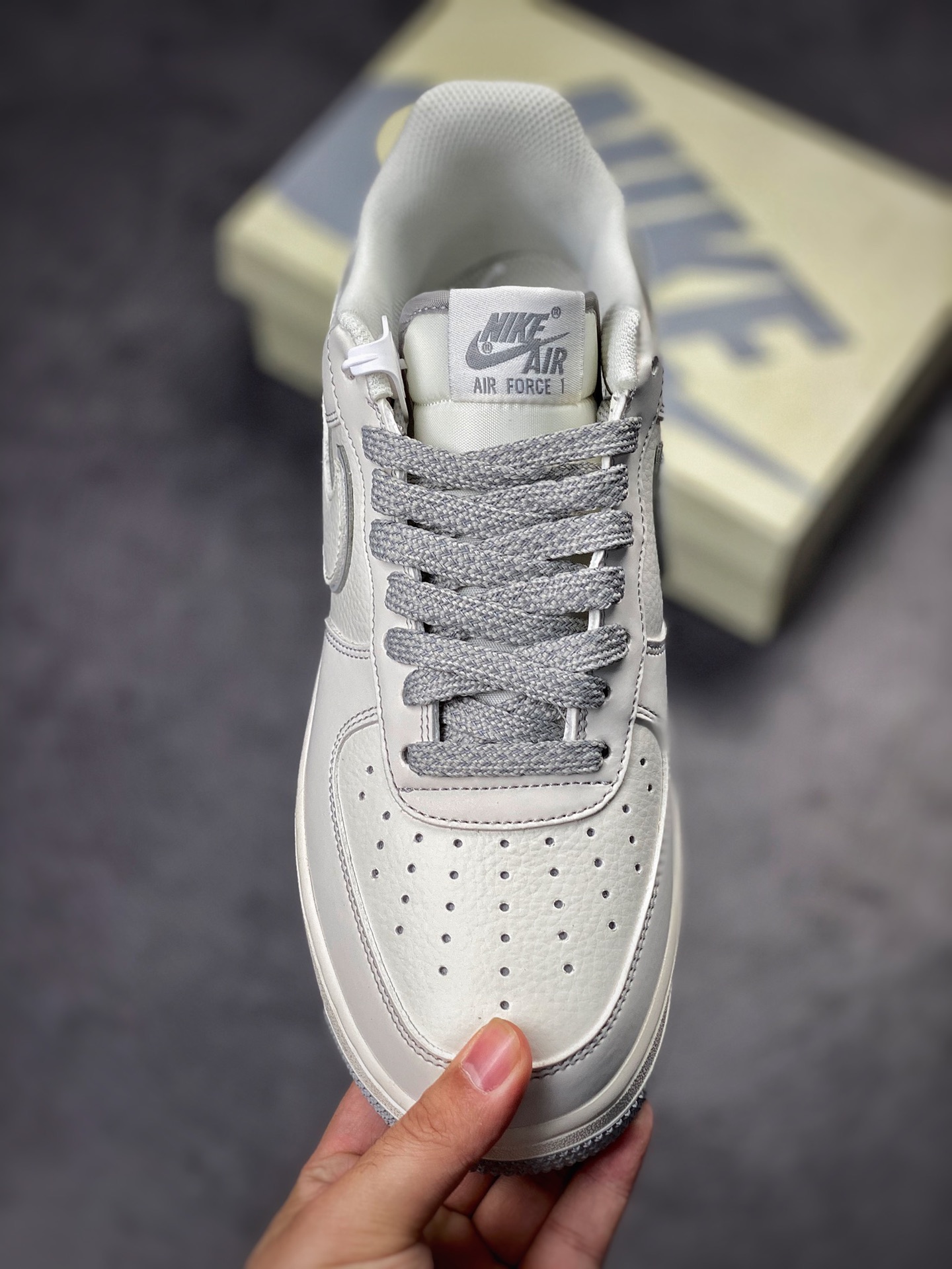 230 Nike Air Force 1 Low 07 灰白五道杠 3M反光 #原楦头原纸板 打造纯正空军版型 #专注外贸渠道 全掌内置蜂窝气垫 #原盒配件 原厂中底钢印、拉帮完美 官方货号：UN3699 055 Size：36 36.5 37.5 38 38.5 39 40 40.5 41 42 42.5 43 44 44.5 45 编码#XK102421
