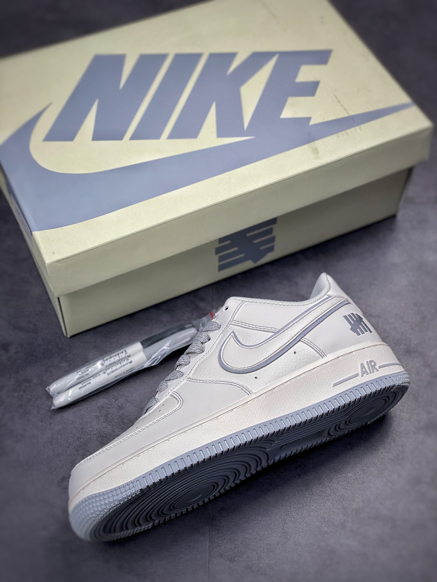 230 Nike Air Force 1 Low 07 灰白五道杠 3M反光 #原楦头原纸板 打造纯正空军版型 #专注外贸渠道 全掌内置蜂窝气垫 #原盒配件 原厂中底钢印、拉帮完美 官方货号：UN3699 055 Size：36 36.5 37.5 38 38.5 39 40 40.5 41 42 42.5 43 44 44.5 45 编码#XK102421