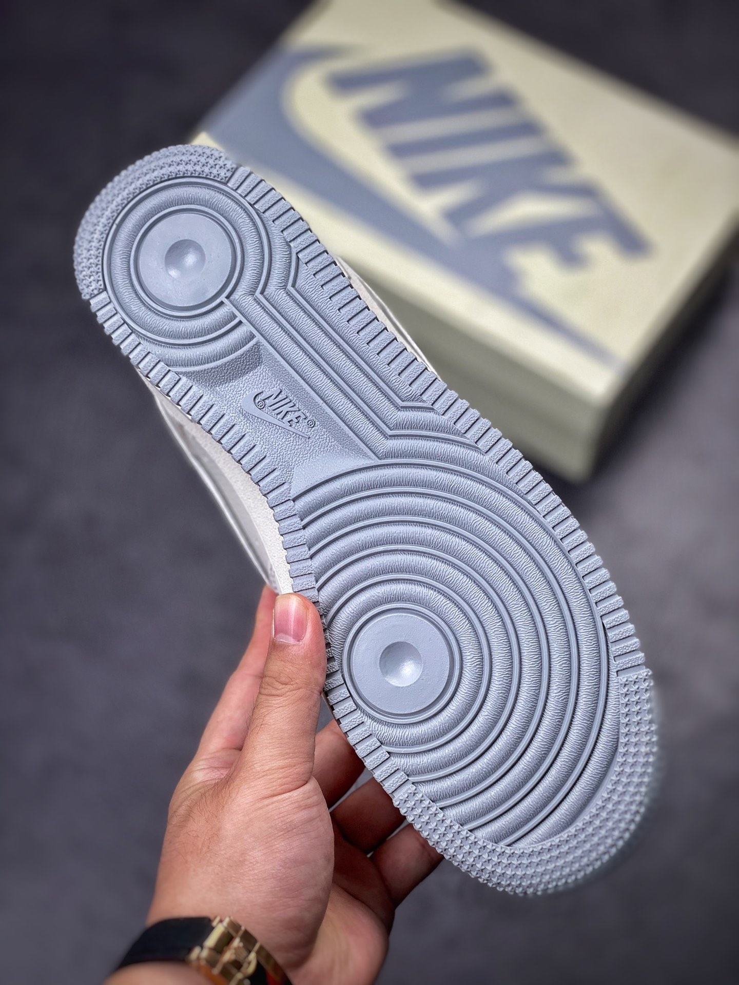 230 Nike Air Force 1 Low 07 灰白五道杠 3M反光 #原楦头原纸板 打造纯正空军版型 #专注外贸渠道 全掌内置蜂窝气垫 #原盒配件 原厂中底钢印、拉帮完美 官方货号：UN3699 055 Size：36 36.5 37.5 38 38.5 39 40 40.5 41 42 42.5 43 44 44.5 45 编码#XK102421
