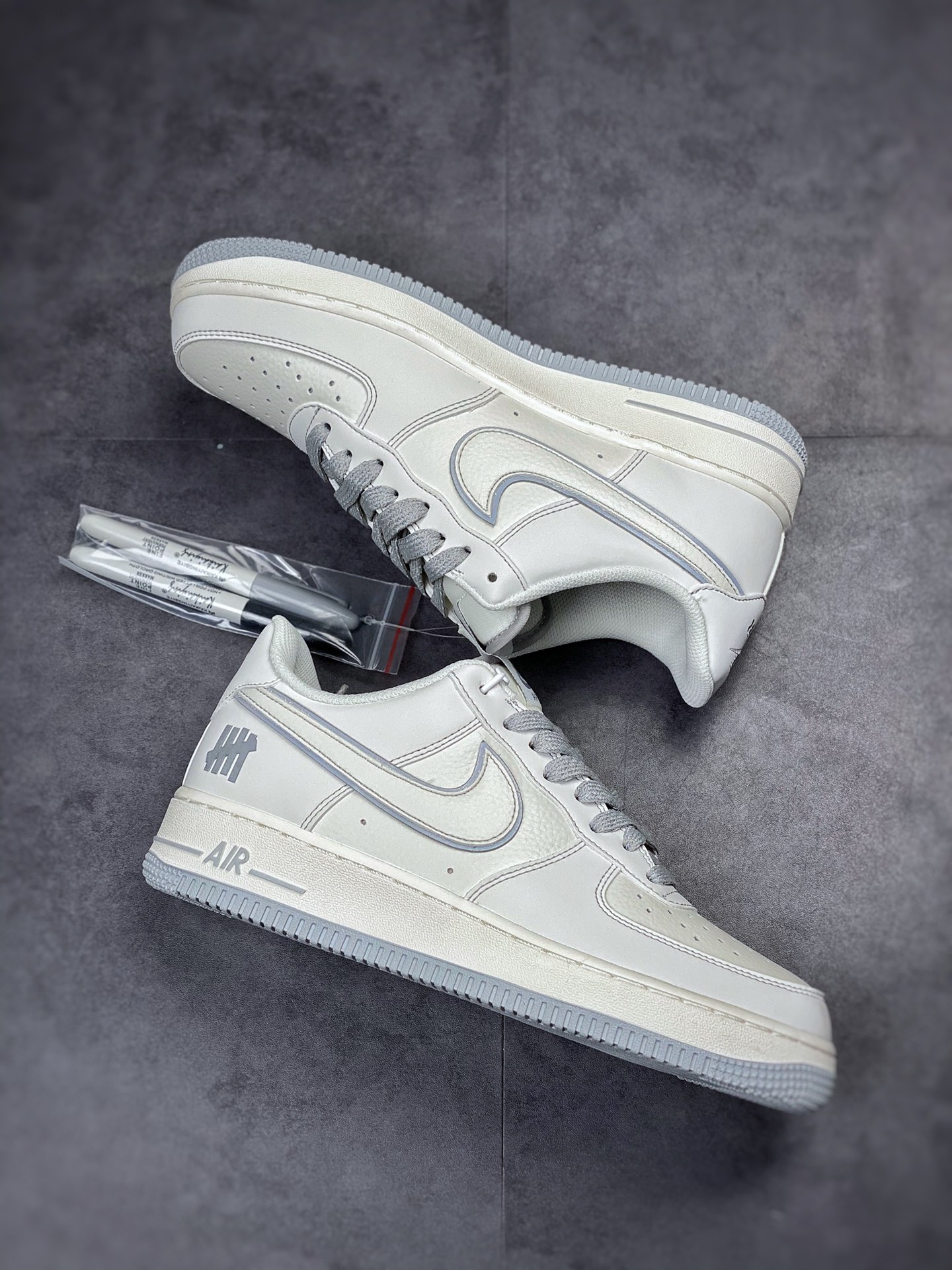 230 Nike Air Force 1 Low 07 灰白五道杠 3M反光 #原楦头原纸板 打造纯正空军版型 #专注外贸渠道 全掌内置蜂窝气垫 #原盒配件 原厂中底钢印、拉帮完美 官方货号：UN3699 055 Size：36 36.5 37.5 38 38.5 39 40 40.5 41 42 42.5 43 44 44.5 45 编码#XK102421