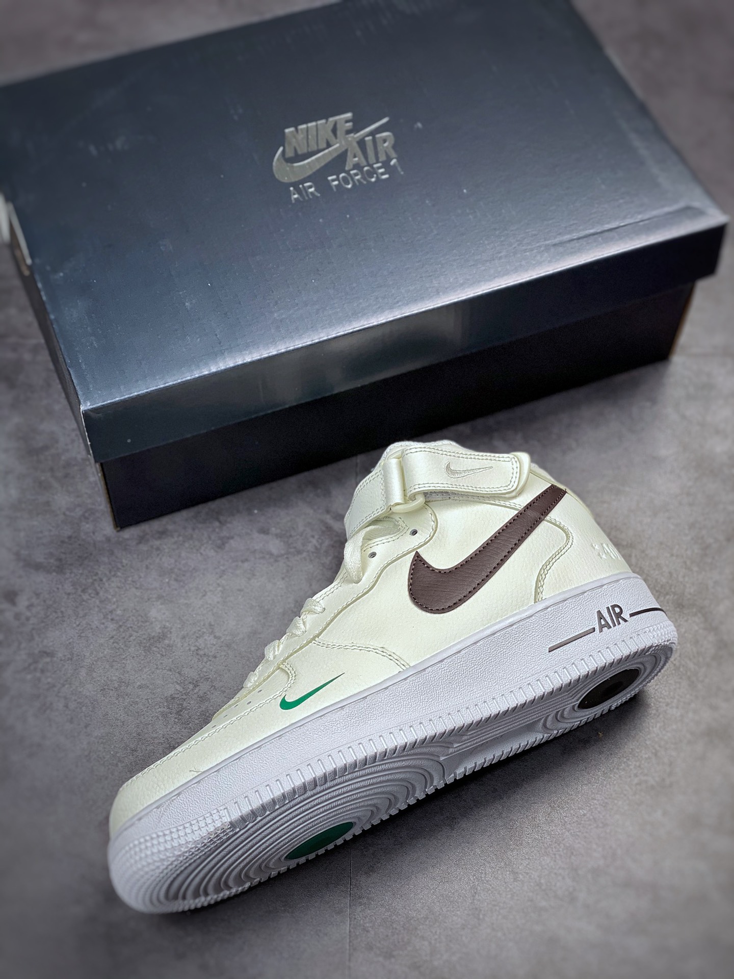 210 Nike Air Force 1 Mid 40周年白绿黑中帮 DR9513-100