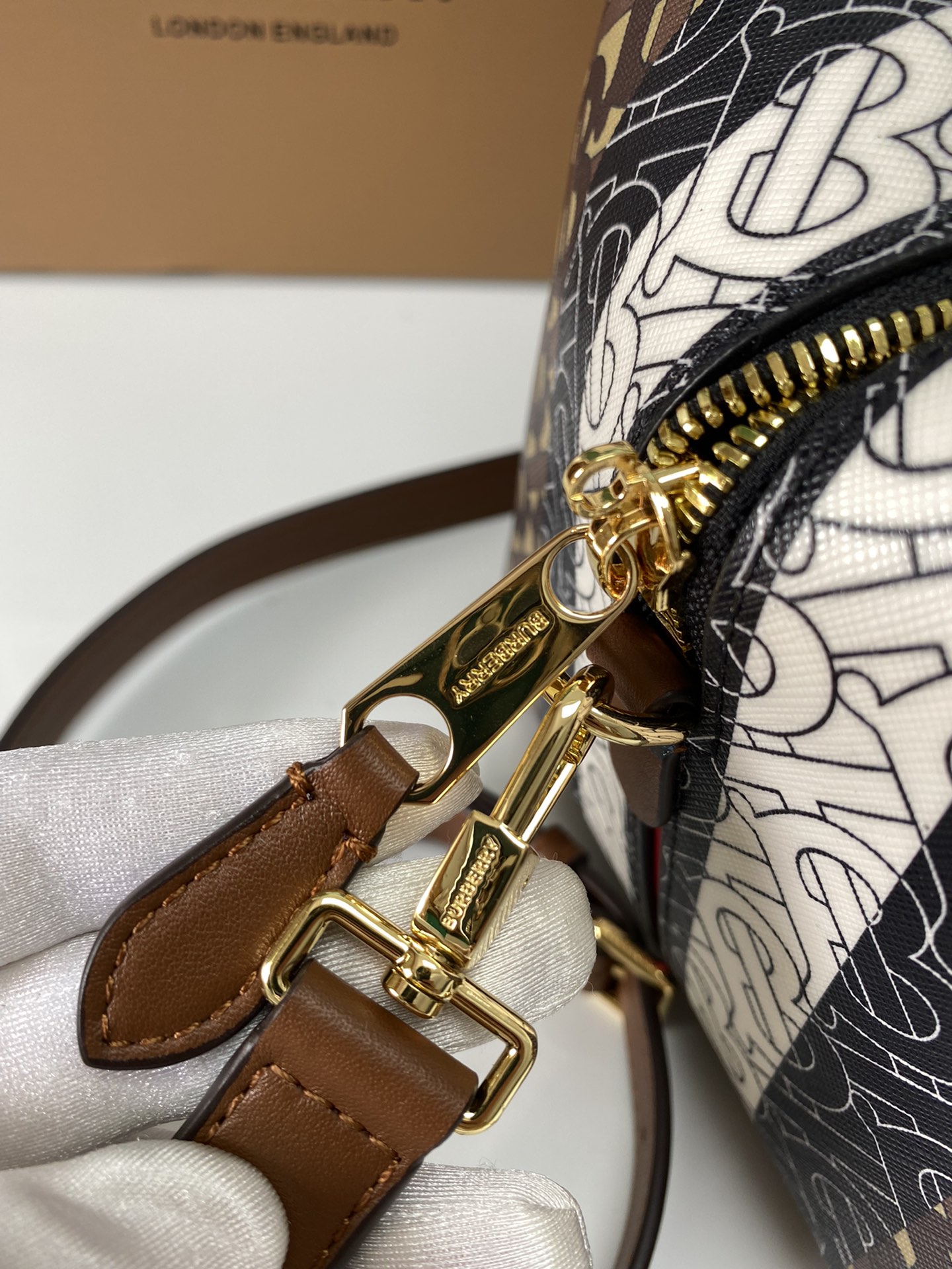 Burberry巴宝莉专属标识条纹环保帆布材质Cube - 立方包