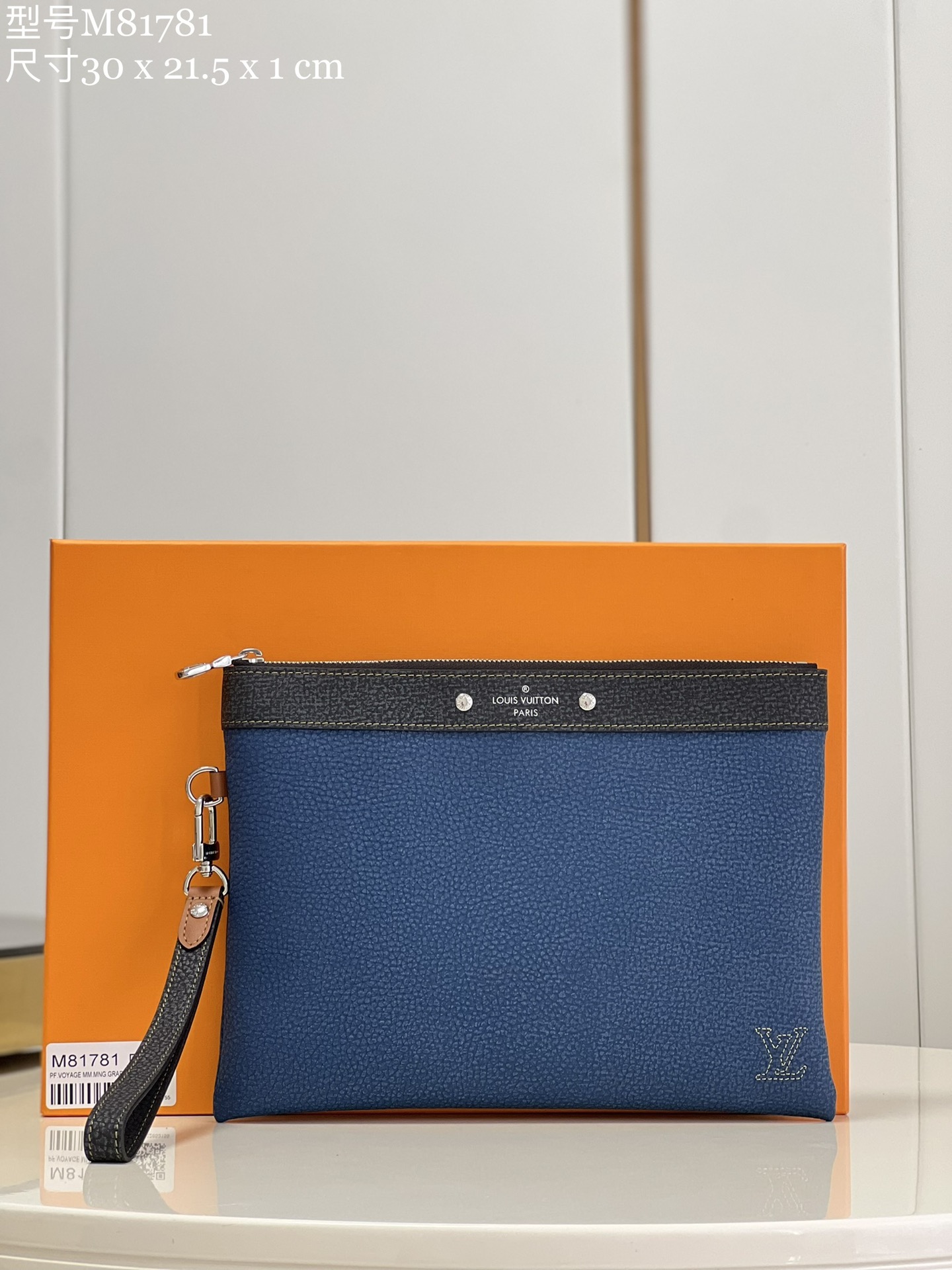 NO:399304,【Exclusive real photo Model M81781】This Pochette To-Go clutch is a Taurillon leather body and trim rendered with tannin colors of different shades, making it a trendy choice other than traditional handbags and briefcases. It is abundant space to accommodate mobile phones and personal needs, and is paired with a removable wristband. Size 30 x 21.5 x 1 cm (length x height x width) Z.,LV [original leather],louis vuitton,handbag19860909【独家实拍 型号M81781】本款 Pochette To-Go 手拿包为 Taurillon 皮革包身和饰边渲染深浅不一的丹宁色彩,成就传统手袋和公文包之外的潮流之选.充裕空间可容纳手机和个人所需,搭配可拆卸腕带.尺寸30 x 21.5 x 1 厘米 (长度 x 高 x 宽） Z.,LV【原厂皮】,louis vuitton,handbag,Bag