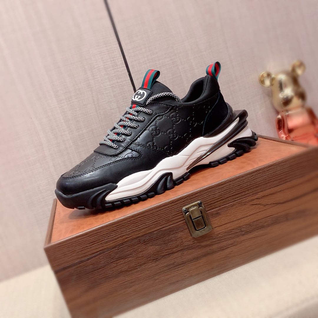 J0  Gucci  古奇   最新爆款休闲鞋，顶端品牌奢侈～代购，顶级～质量。专柜同卖产品鞋面選用进口透气牛皮材质透气羊皮内里精细做工。原版个性时尚柔软橡膠耐磨防滑大底，上脚轻巧舒适，实物拍摄實物更好看，004广州码: 38-44。黑色，白色入选