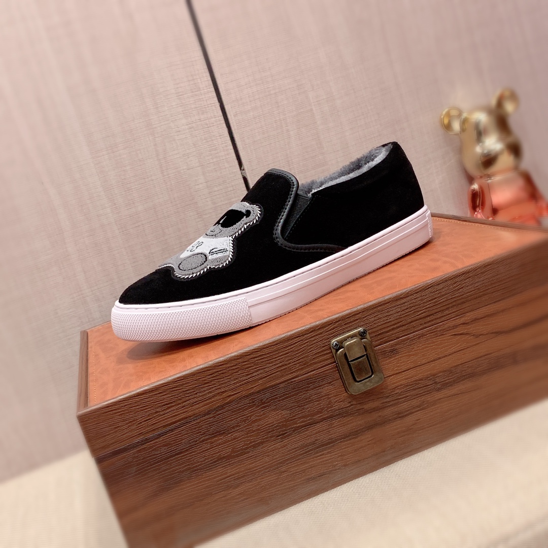 I0 绒里 Gucci  古奇   最新爆款休闲鞋，顶端品牌奢侈～代购，顶级～质量。专柜同卖产品鞋面選用进口透气磨砂皮搭配材质透气绒内里精细做工。原版个性时尚柔软橡膠耐磨防滑大底，上脚轻巧舒适，实物拍摄實物更好看，2661广州码: 38-44。黑色，白色入选