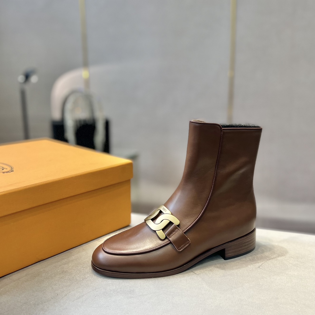 Tod’s Leather Ankle Boots with Metal Chain Decorations and Zipper Design