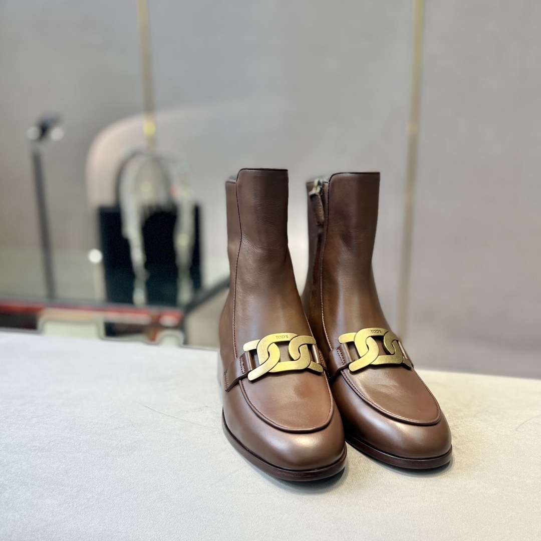 Tod’s Leather Ankle Boots with Metal Chain Decorations and Zipper Design - 图片 2