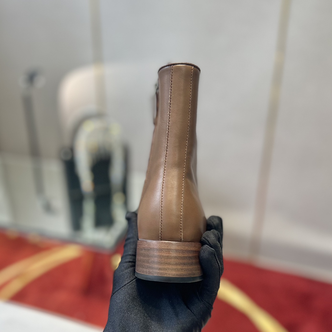 Tod’s Leather Ankle Boots with Metal Chain Decorations and Zipper Design - 图片 8