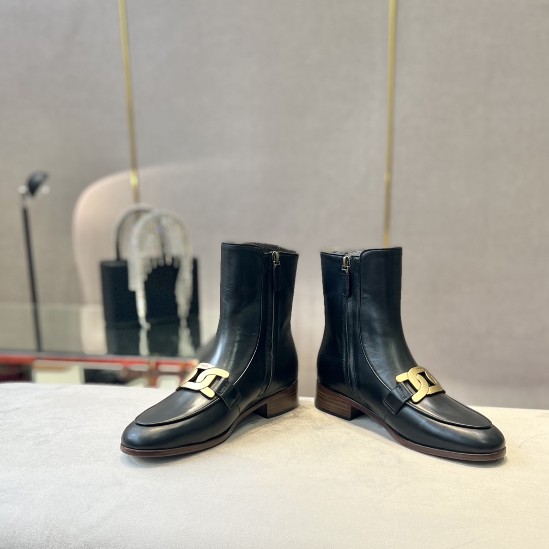 Tod’s Leather Ankle Boots with Metal Chain Decorations and Zipper Design - 图片 4
