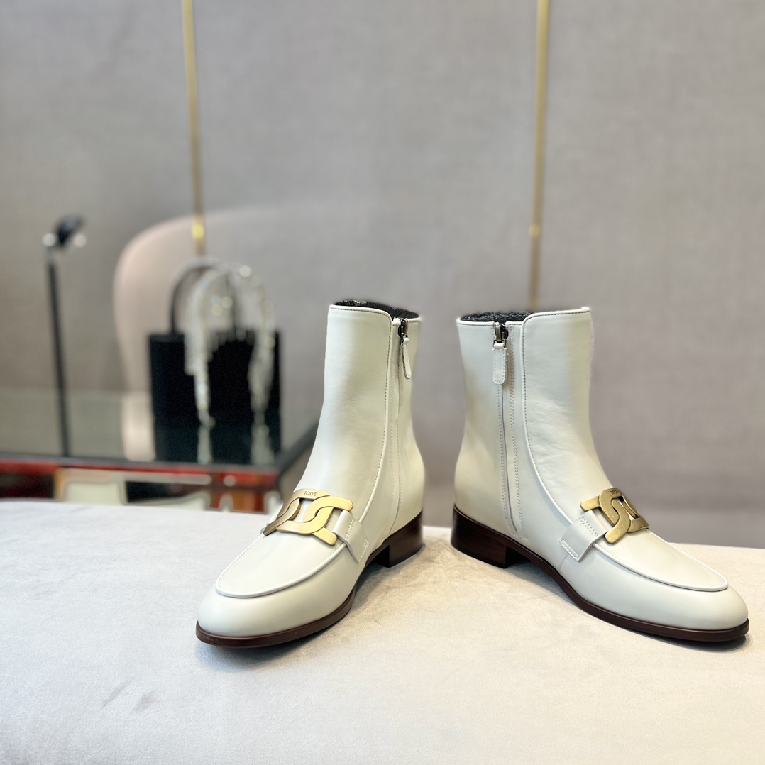 Tod’s Leather Ankle Boots with Metal Chain Decorations and Zipper Design - 图片 4