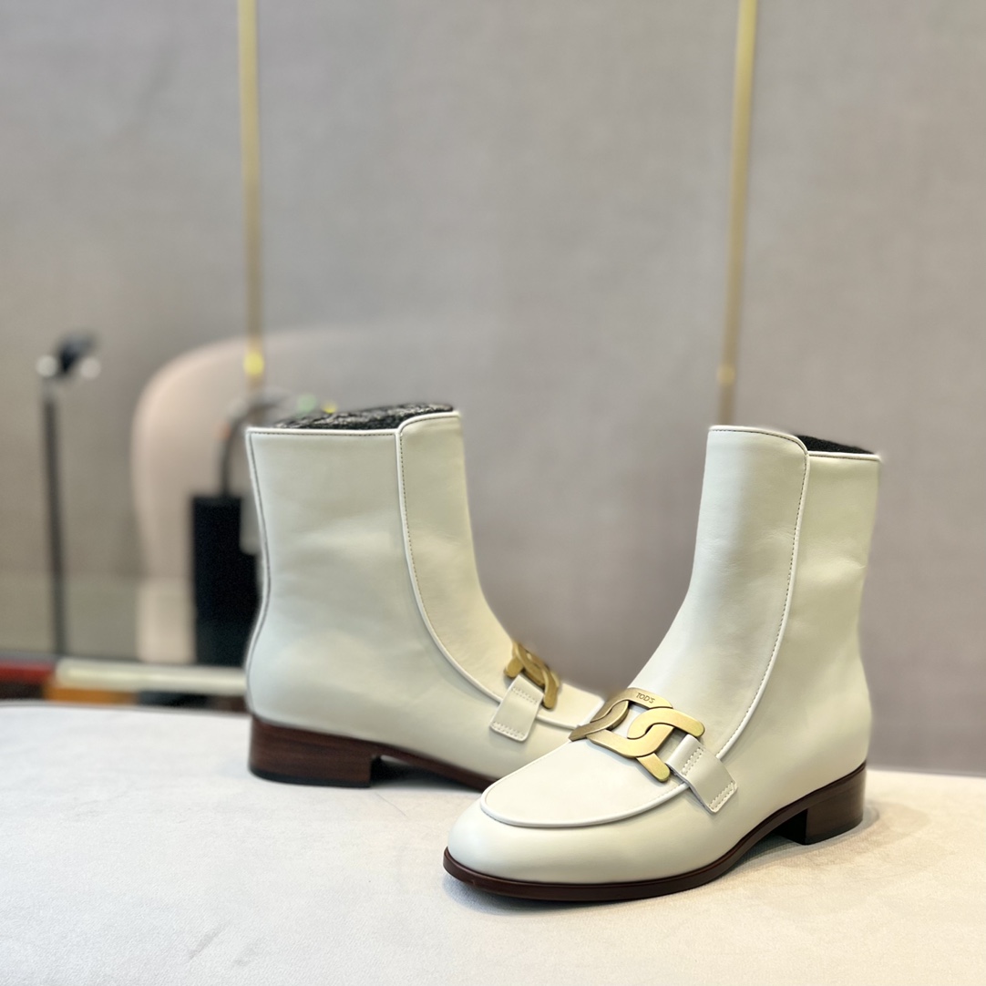 Tod’s Leather Ankle Boots with Metal Chain Decorations and Zipper Design - 图片 5