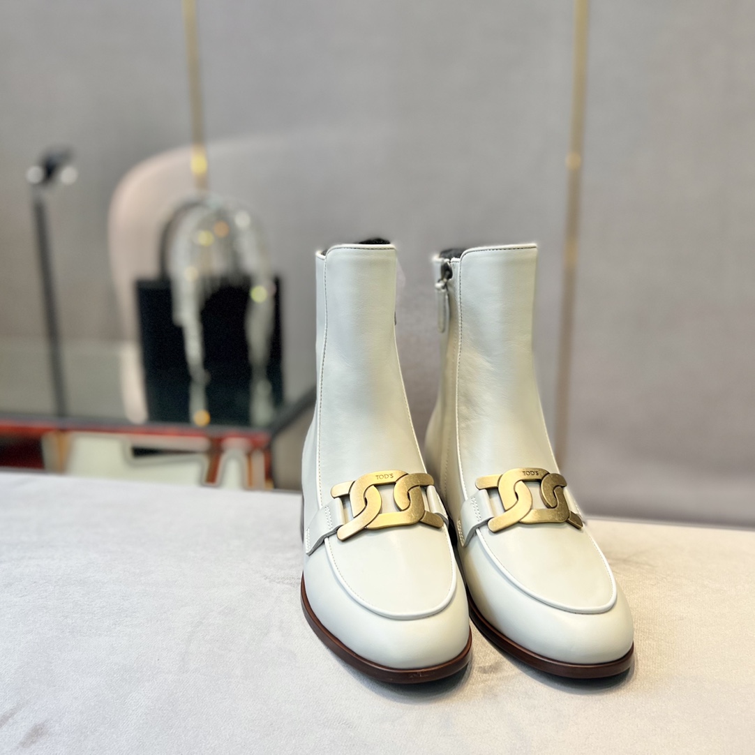 Tod’s Leather Ankle Boots with Metal Chain Decorations and Zipper Design - 图片 2