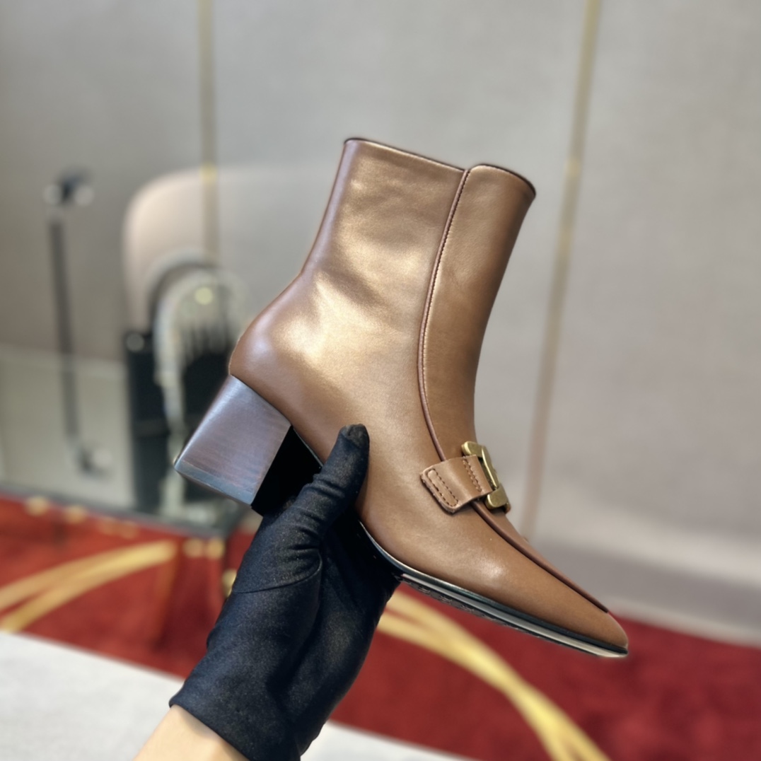 Tod’s Leather Ankle Boots with Metal Chain Decorations and Zipper Design - 图片 6