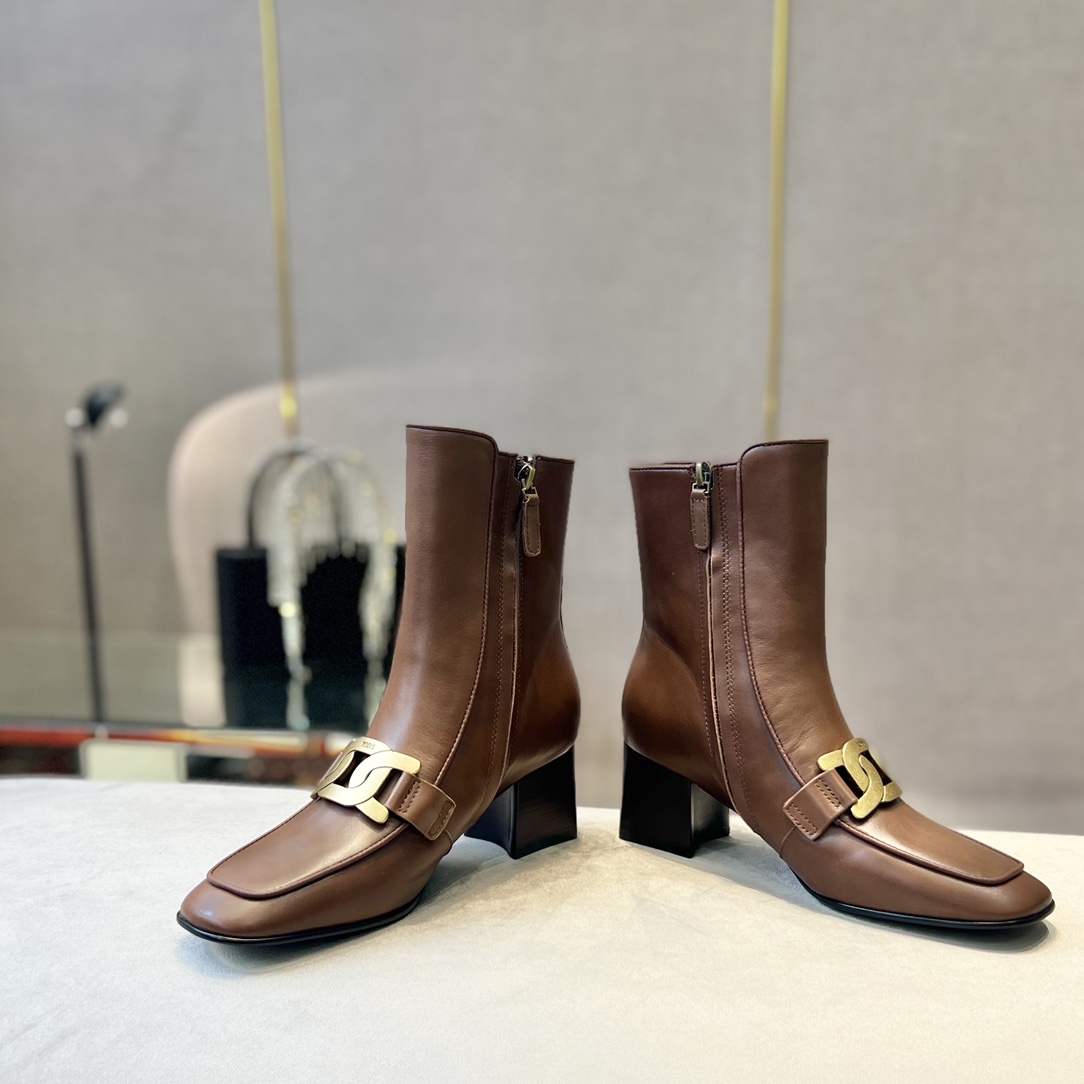 Tod’s Leather Ankle Boots with Metal Chain Decorations and Zipper Design - 图片 4