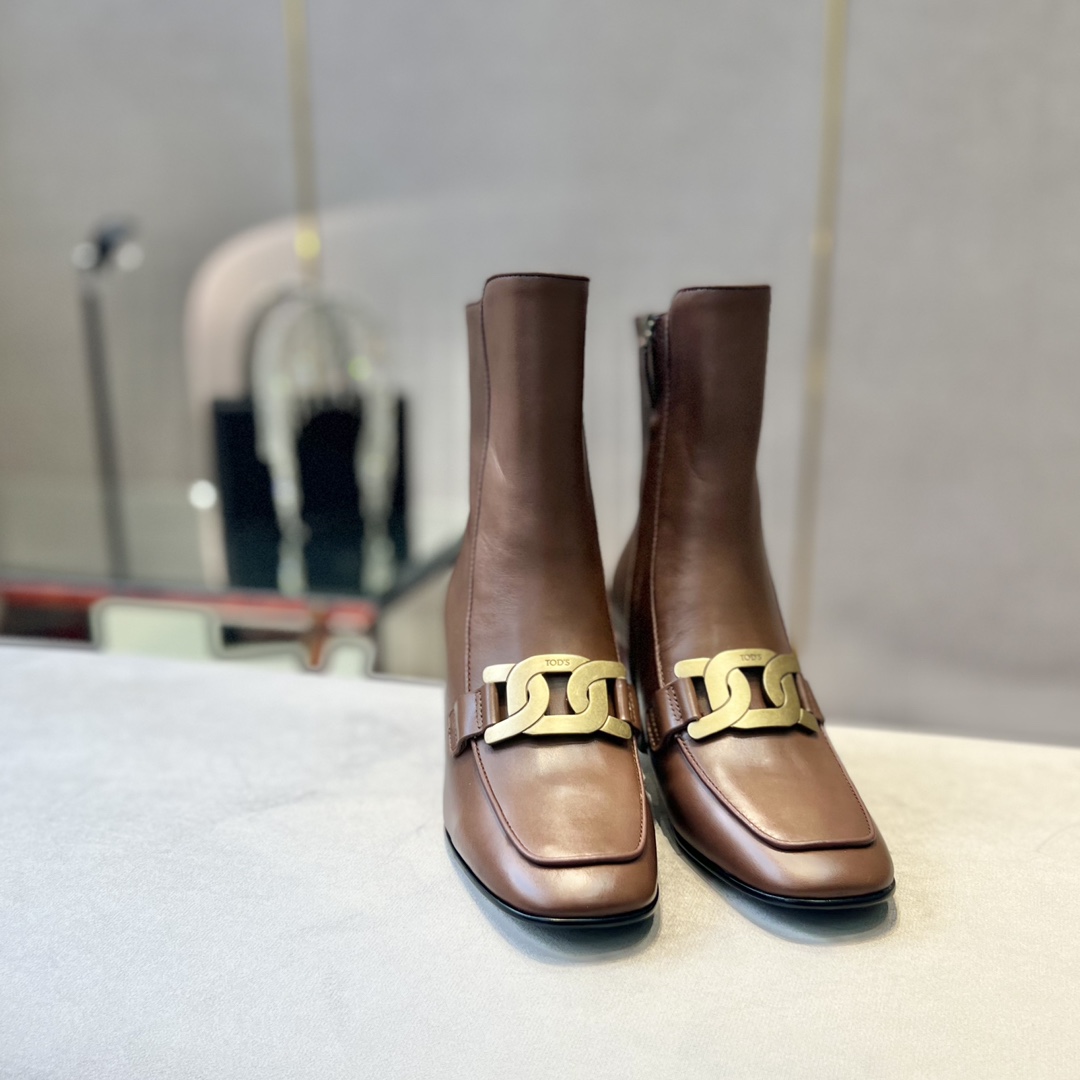 Tod’s Leather Ankle Boots with Metal Chain Decorations and Zipper Design - 图片 2