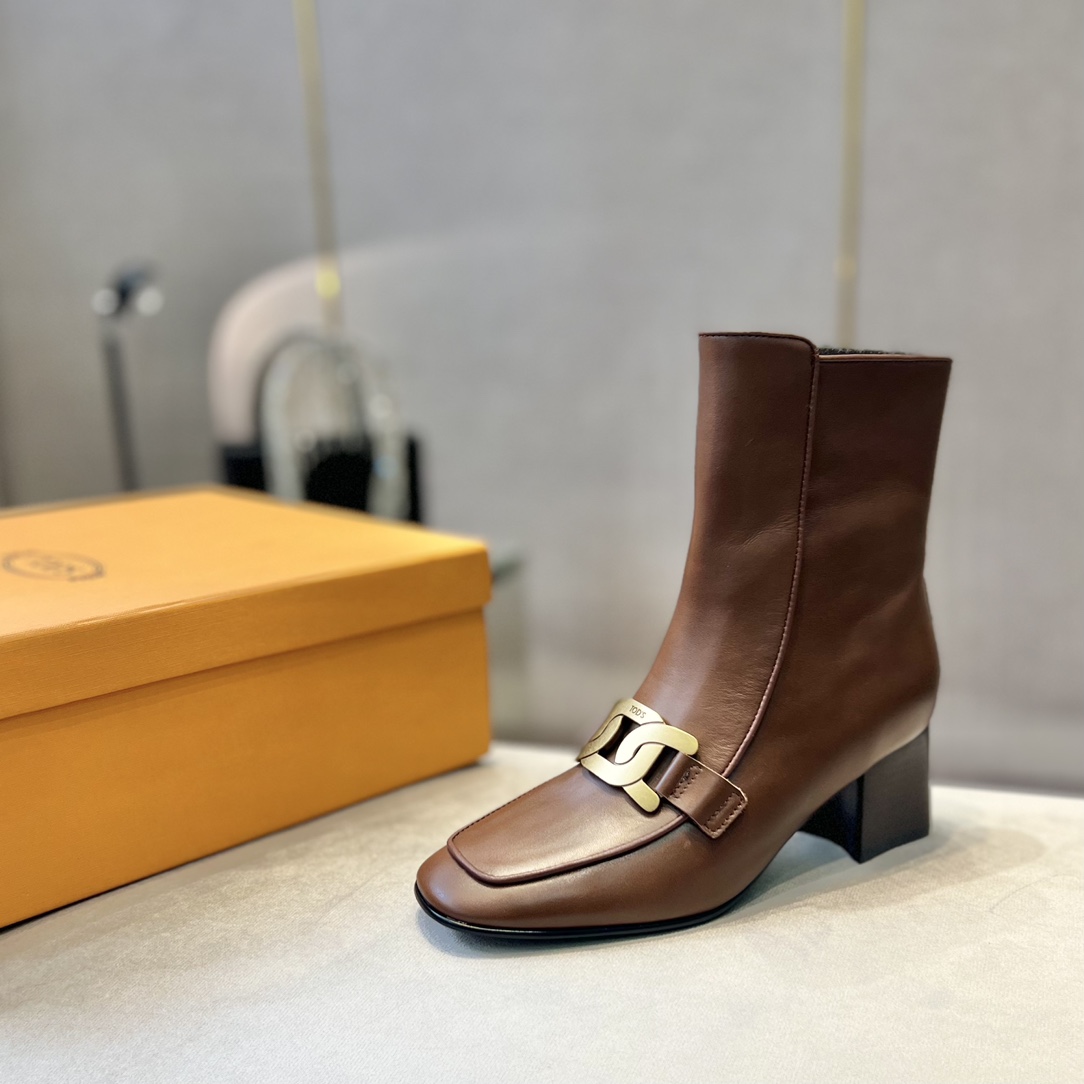 Tod’s Leather Ankle Boots with Metal Chain Decorations and Zipper Design - 图片 1