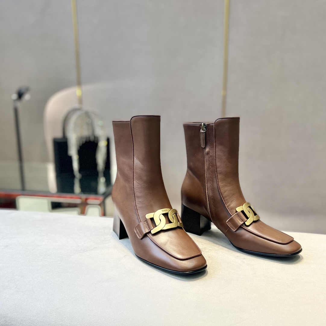 Tod’s Leather Ankle Boots with Metal Chain Decorations and Zipper Design - 图片 3