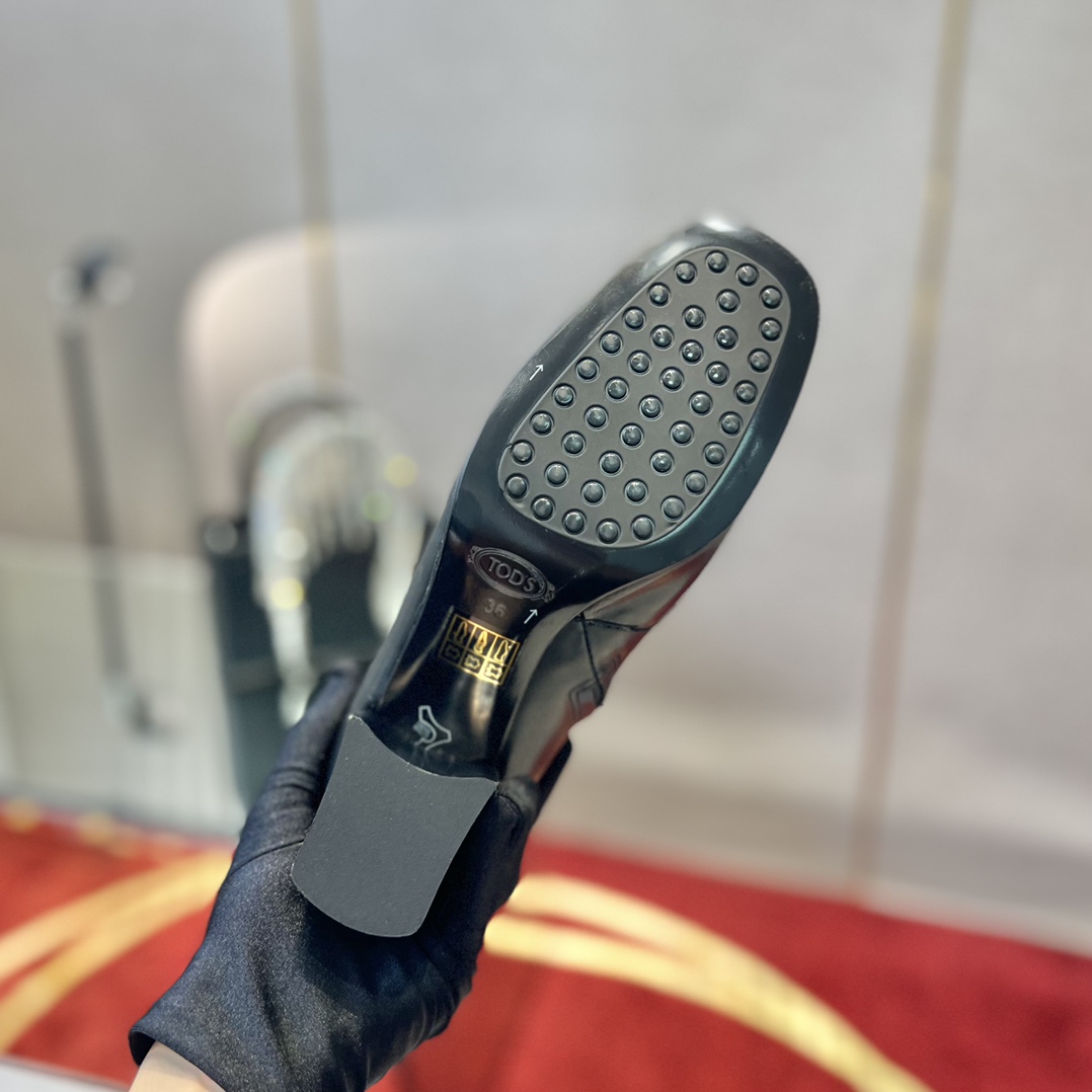 Tod’s Square Leather Ankle Boots with Metal Chain Decorations: Features and Specifications - 图片 9