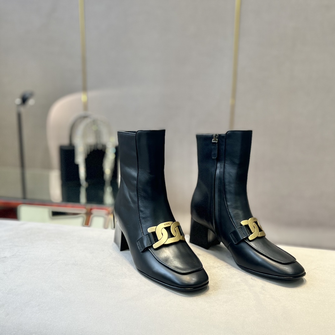 Tod’s Square Leather Ankle Boots with Metal Chain Decorations: Features and Specifications - 图片 3