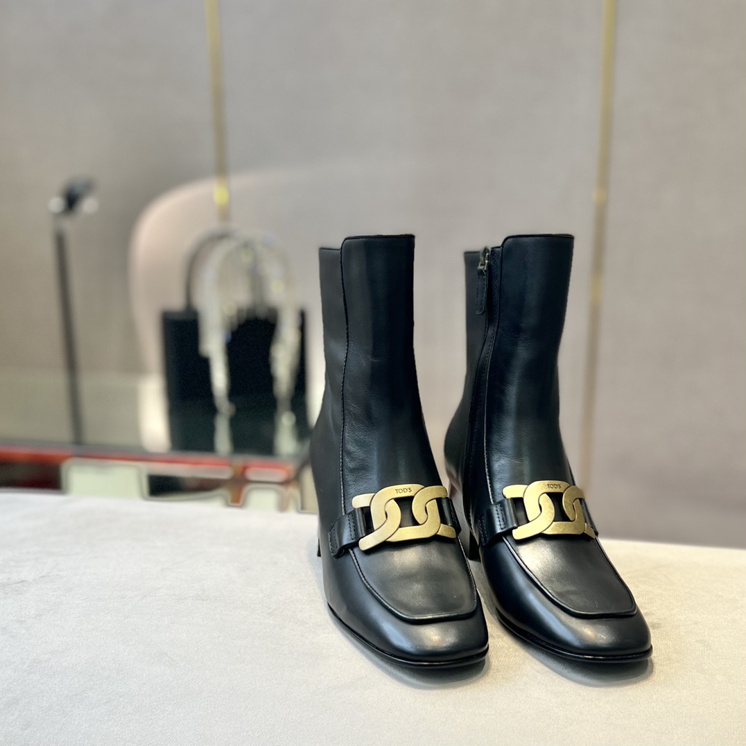 Tod’s Square Leather Ankle Boots with Metal Chain Decorations: Features and Specifications - 图片 2