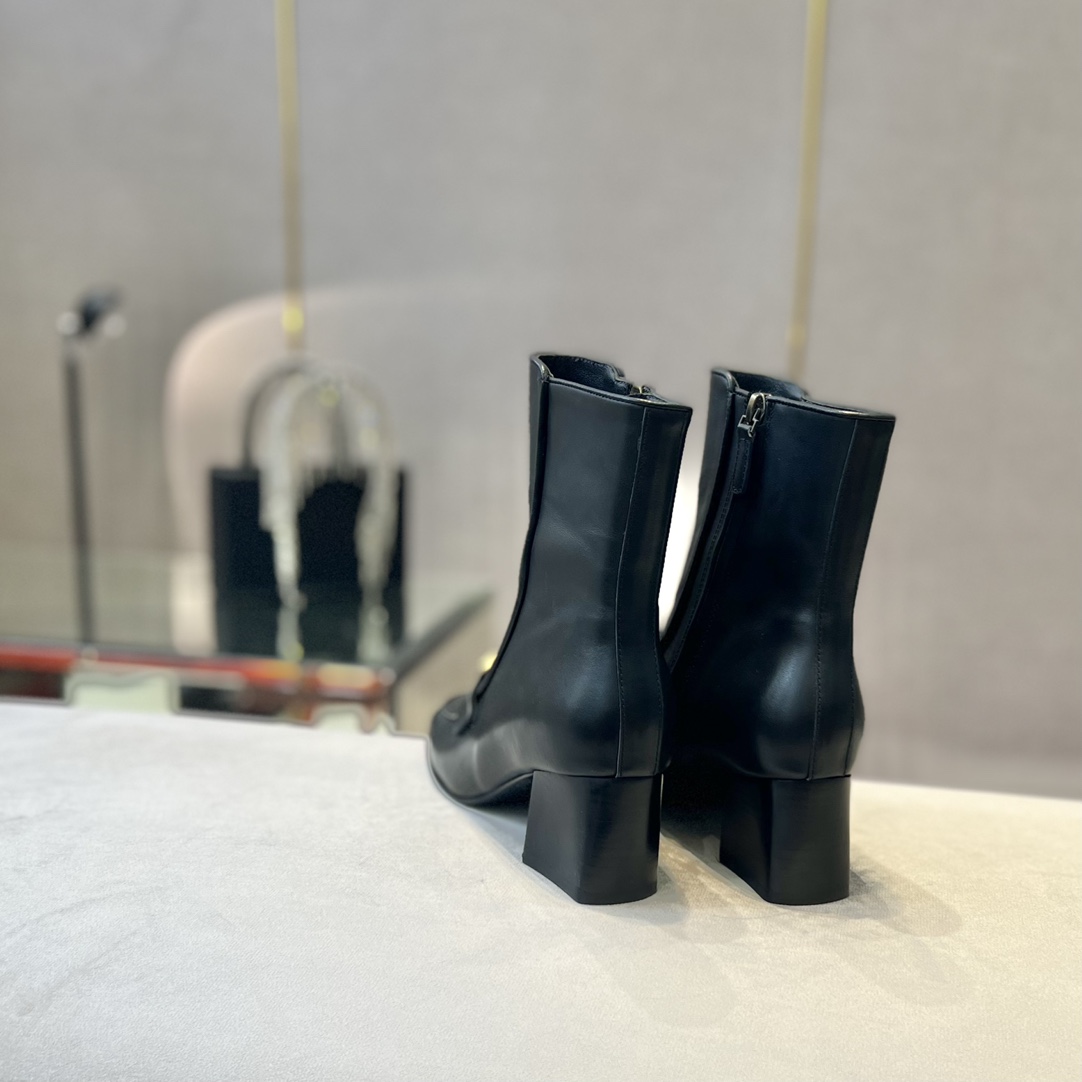 Tod’s Square Leather Ankle Boots with Metal Chain Decorations: Features and Specifications - 图片 7