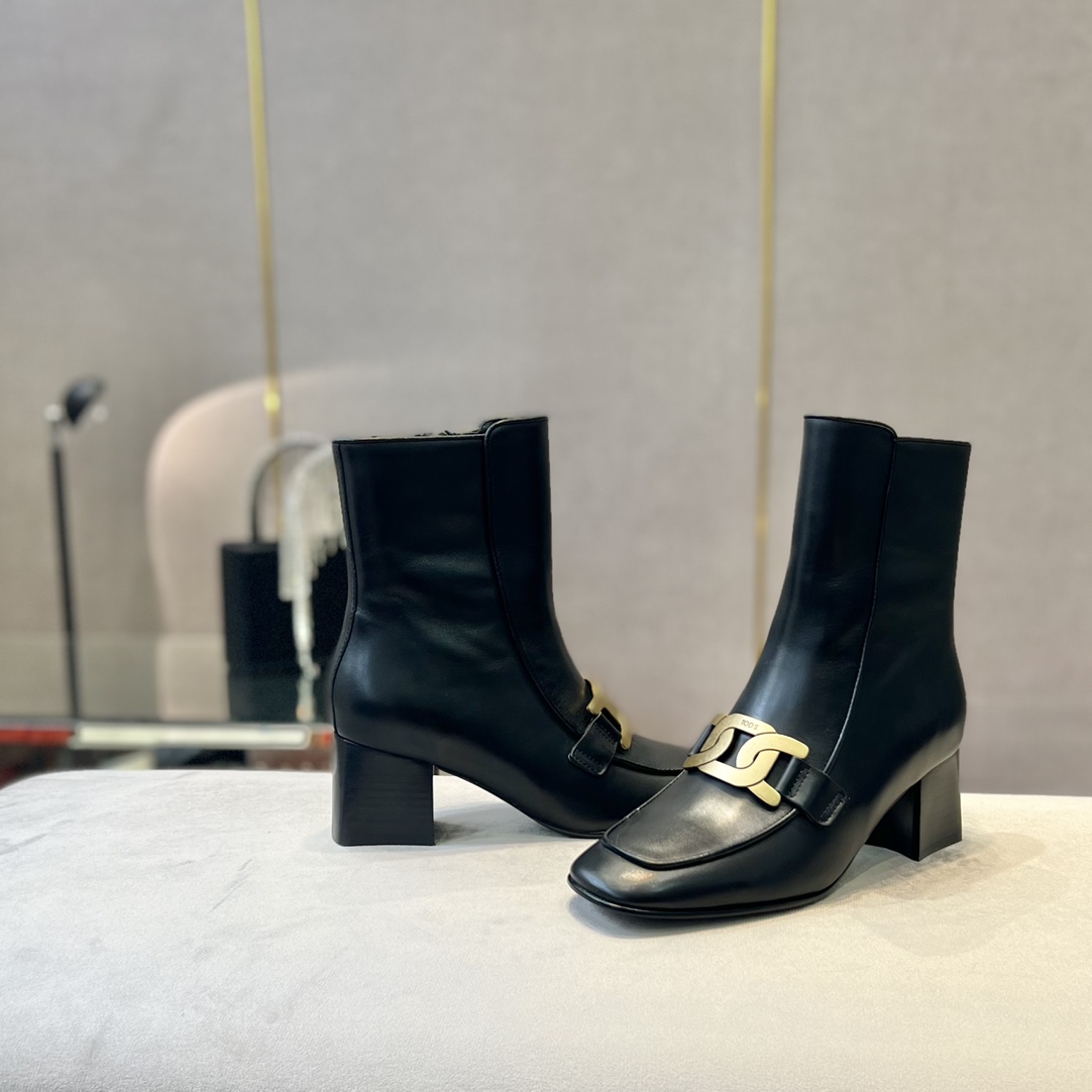 Tod’s Square Leather Ankle Boots with Metal Chain Decorations: Features and Specifications - 图片 5