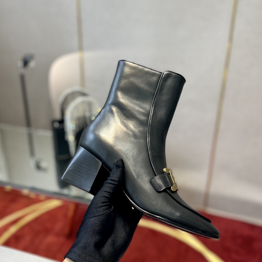 Tod’s Square Leather Ankle Boots with Metal Chain Decorations: Features and Specifications - 图片 6