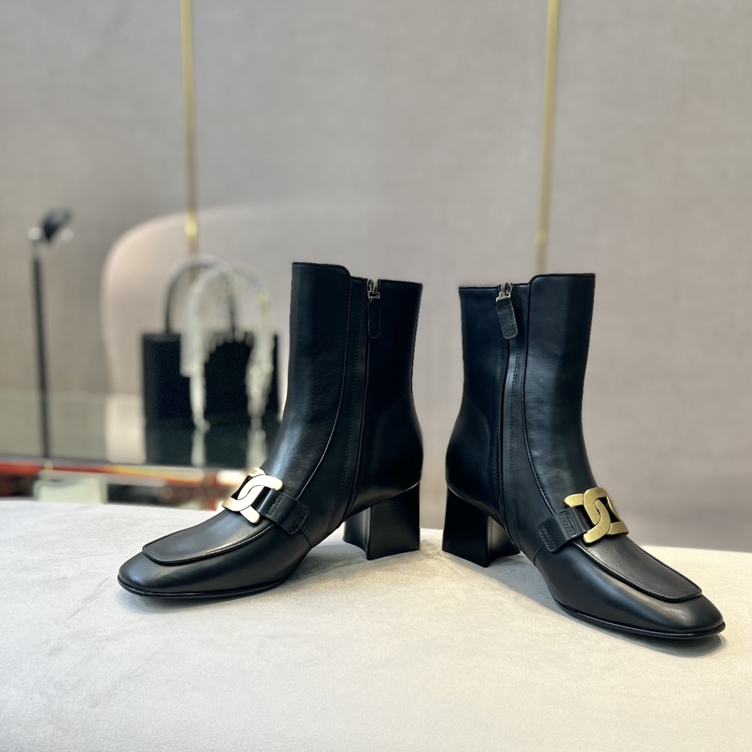 Tod’s Square Leather Ankle Boots with Metal Chain Decorations: Features and Specifications - 图片 4