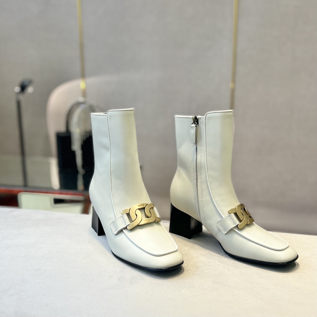 Tod’s Leather Ankle Boots with Metal Chain Decorations and Zipper Detailing - 图片 3