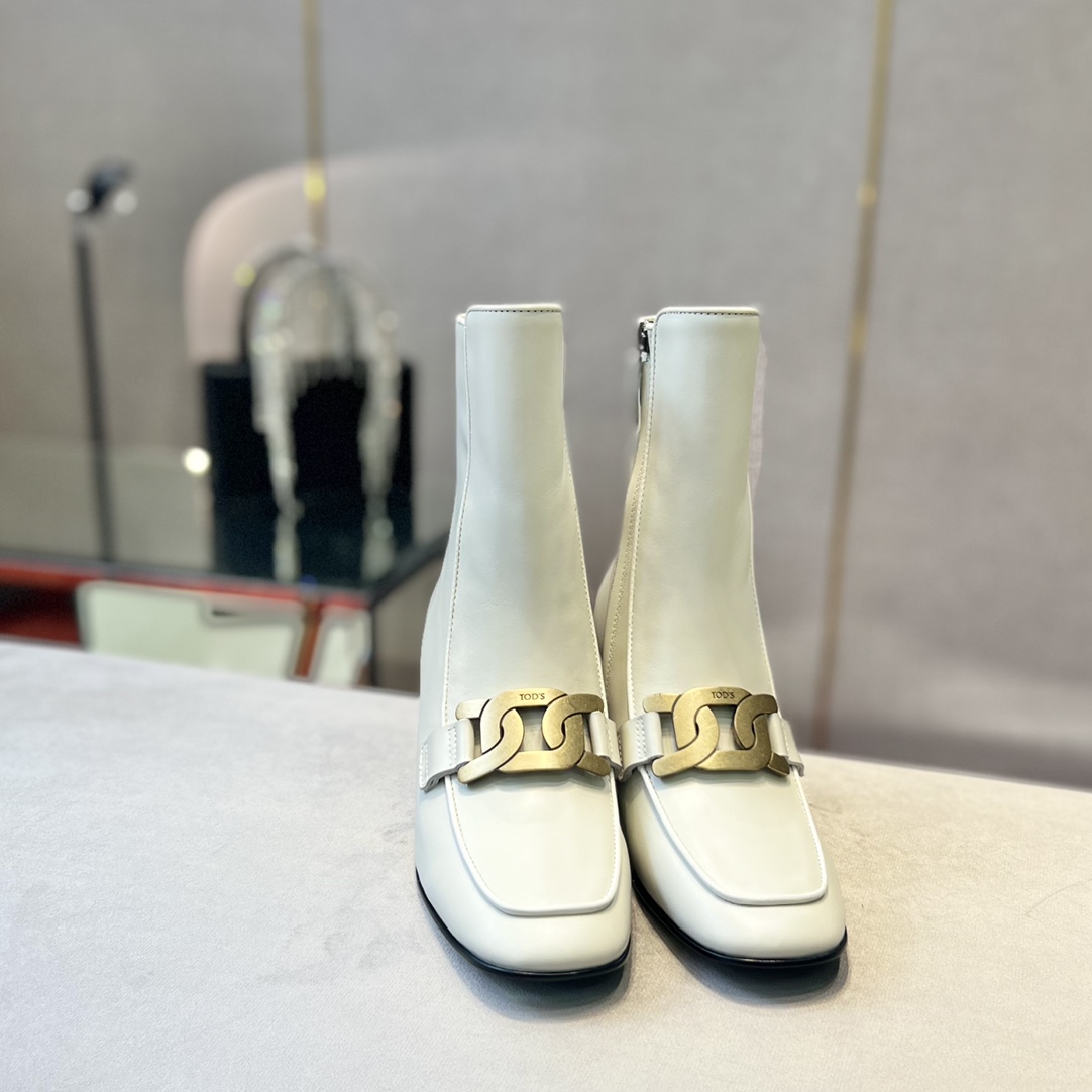 Tod’s Leather Ankle Boots with Metal Chain Decorations and Zipper Detailing - 图片 2