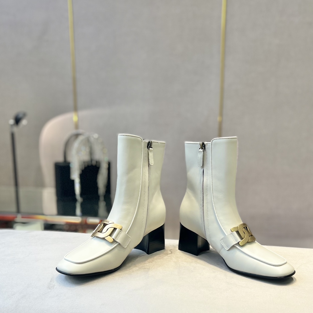 Tod’s Leather Ankle Boots with Metal Chain Decorations and Zipper Detailing - 图片 4