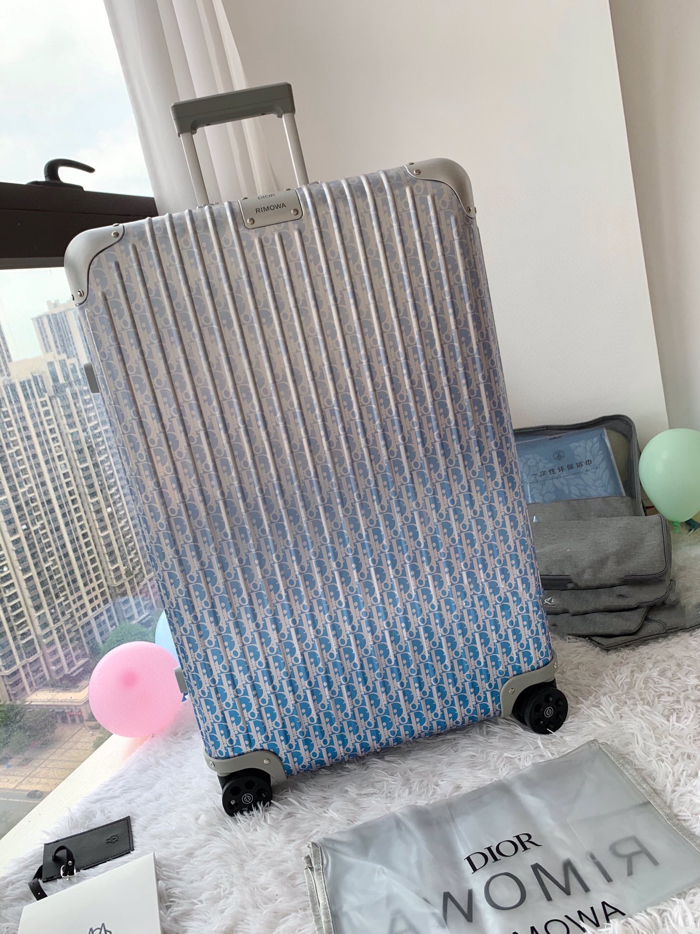 NO:269909,The most headline!  At the Paris Spring and Summer New Product Launch Conference, Dio.r x Rimowa stunning collaboration!  A series of suitcases are full of details, and with innovative electrolytic polishing technology, the classic Oblique Logo pattern of Dio.r is vaguely exposed. It is so handsome that it is explosive!  Model 66657 [All Aluminum Magnesium Alloy] 20-inch/boarding case Rimowa cooperates with Dior for the first time, bringing together art, fashion and design, and is released in the leading fashion week, reflecting exquisite craftsmanship and professional technology. The innovative anodizing technology imparts bright colors to the aluminum surface, 20/26/30, beautiful price!  A small amount of spot @ everyone. The counter is rich and can’t get it. Gradient blue, gradient silver, black. Size 20, 26, 30, 20 inches. Length, width and height 38.22.55 26 inches. Length, width and height 43.27.67 30 inches. Length, width and height 50.28.78,,dior19860909最头条！巴黎春夏新品发布会上,Dio.r x Rimowa 惊艳联名！一系列行李箱上细节满满,以创新的电解抛光技术,隐隐约约的露出Dio.r经典的Oblique Logo图案. 简直帅到爆炸！ 型号66657【全铝镁合金】 20寸/登机箱 Rimowa首次与Dior合作,汇集艺术,时尚与设计,领先时装周发售,体现精湛的手工匠艺和专业技术.创新的阳极氧化技术赋予铝制表面鲜亮色彩,20/26/30,价格美丽！少量现货@所有人 专柜是有钱也抢不到哟渐变蓝,渐变银,黑色 尺寸20、26、30、 20寸 长宽高 38.22.55 26寸 长宽高 43.27.67 30寸 长宽高 50.28.78,,dior,luggage