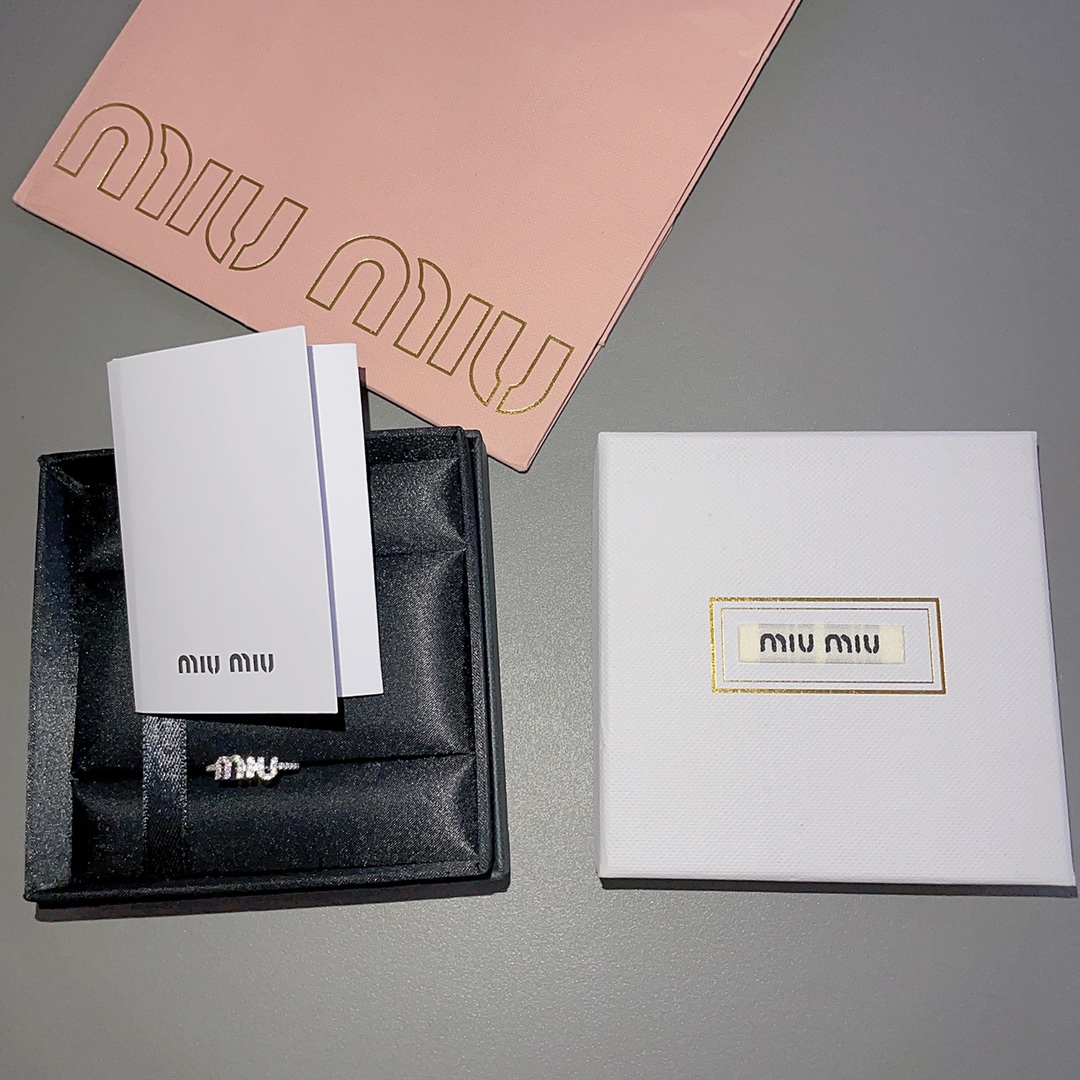 NO:633272,88150 [m!u full diamond ring] Z, one size fits all, suitable for daily wear with an inner diameter of 16-17mm. m!u is like a girl's harvester. She really understands women, and the design of full diamonds and letters is amazing, blingbling. Simple, elegant and fashionable!  For us, the craftsmanship of jewelry can now be completely achieved at 99.99. The remaining 0.01 is left to yourself. Don’t be too proud. You can be proud to say that even if others buy Z, they can’t 100% achieve our craftsmanship. Don’t be afraid to compare!  Because all of our masters are goldsmiths, every hardware accessory is polished and polished one by one under a microscope, magnified countless times, and completely made in the spirit of making atomic bombs. Therefore, the level of perfection can truly be said, ring, Cardia high-end jewelry1986090988150【m!u满钻戒指】Z ,均码,平时戴16-17mm内直径尺寸适合戴,m!u简直就是少女收割机 真的太懂女人了,太绝了满钻搭配字母的设计,blingbling 闪闪发光.简约大方又时尚！饰品类的工艺现在对于我们来说,完完全全能做到99.99,剩下0.01留给自己别太骄傲,可以很自豪的说,别人就算有买Z,也百分百做不到我们的工艺,不怕去对比！因为我们所有的师傅都是做开金货的师傅,每一个五金配件都是在显微镜下,放大无数倍,一一抛光打磨而成,完完全全就是秉着造原子弹的精神,来做饰品类的货,因此完美程度真心可以说,,ring,卡迪亚高端饰品,Jewelry