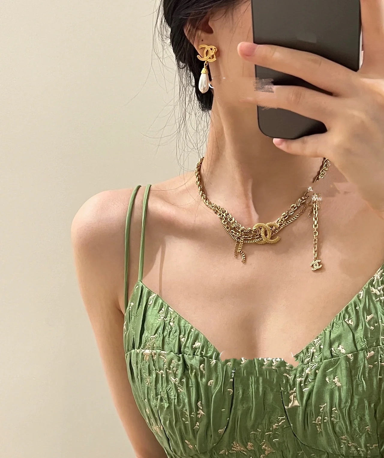 Chanel 高品质细节如图【香双c金狮吊水滴珠耳钉】Z4100