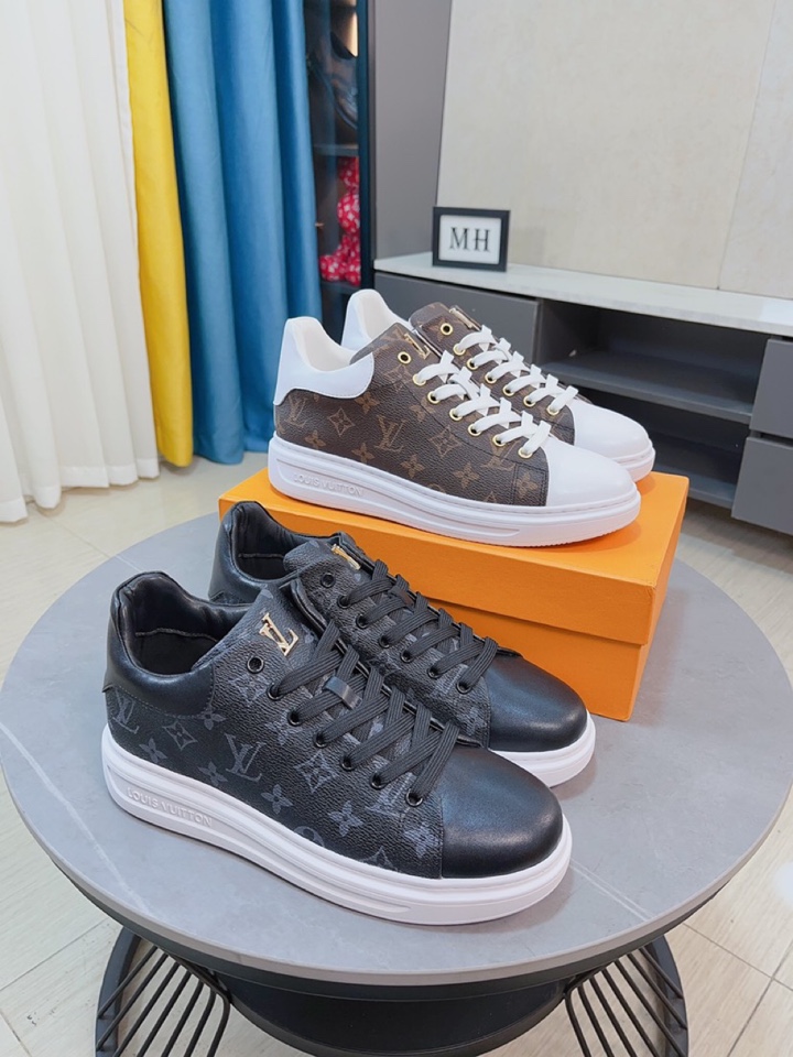 I5 Louis Vuitton 路易威登 LV 时尚潮男必备,香港专柜新品出炉, 大牌风范,欧美大师强力打造独特款式,上脚舒适,大底超柔软,超耐磨.给人视觉冲击感强.材料: 鞋面进口头层牛皮印花拼接橡胶防滑大底,橡胶图形搭配,38一44